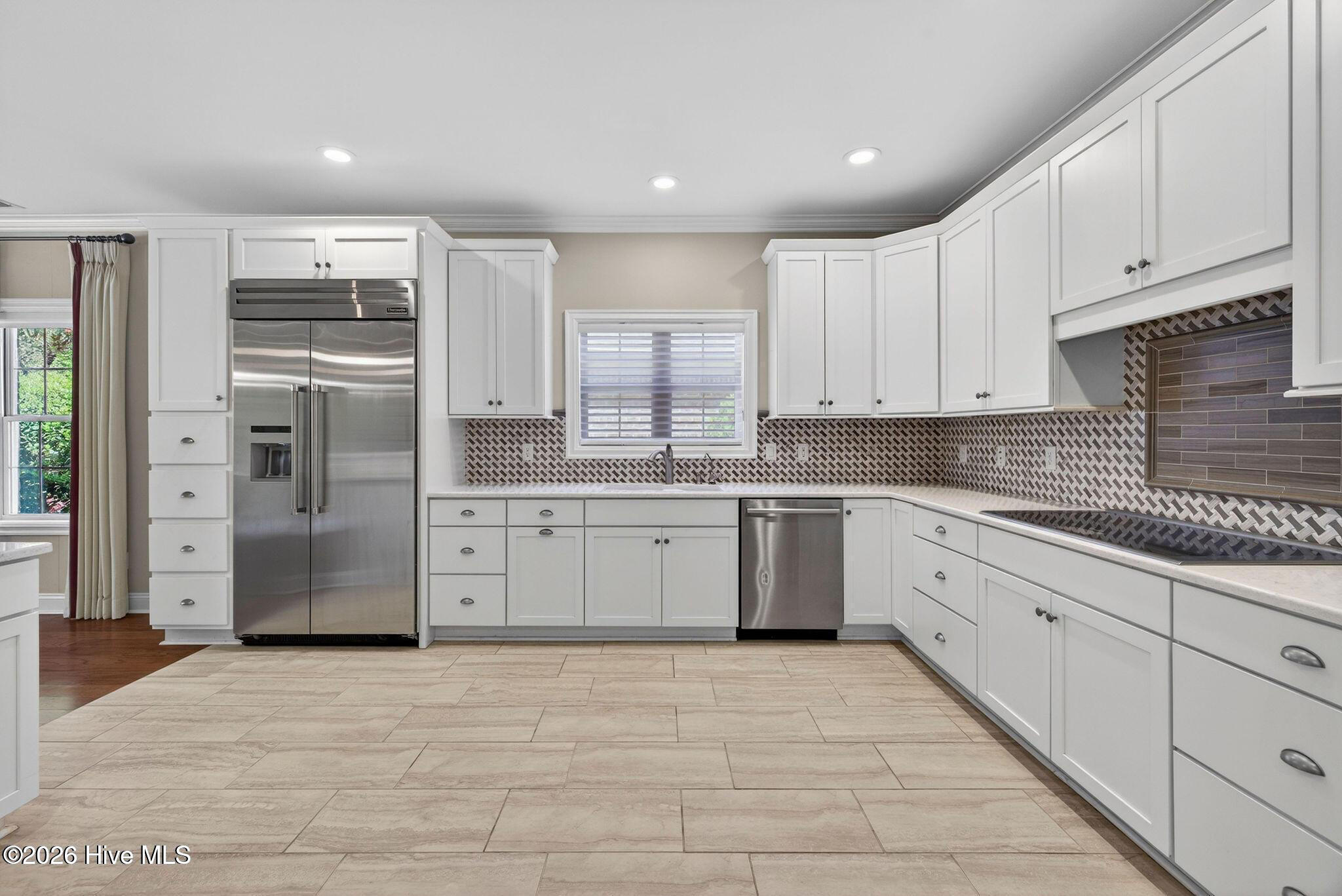 100566278 | Photo 15