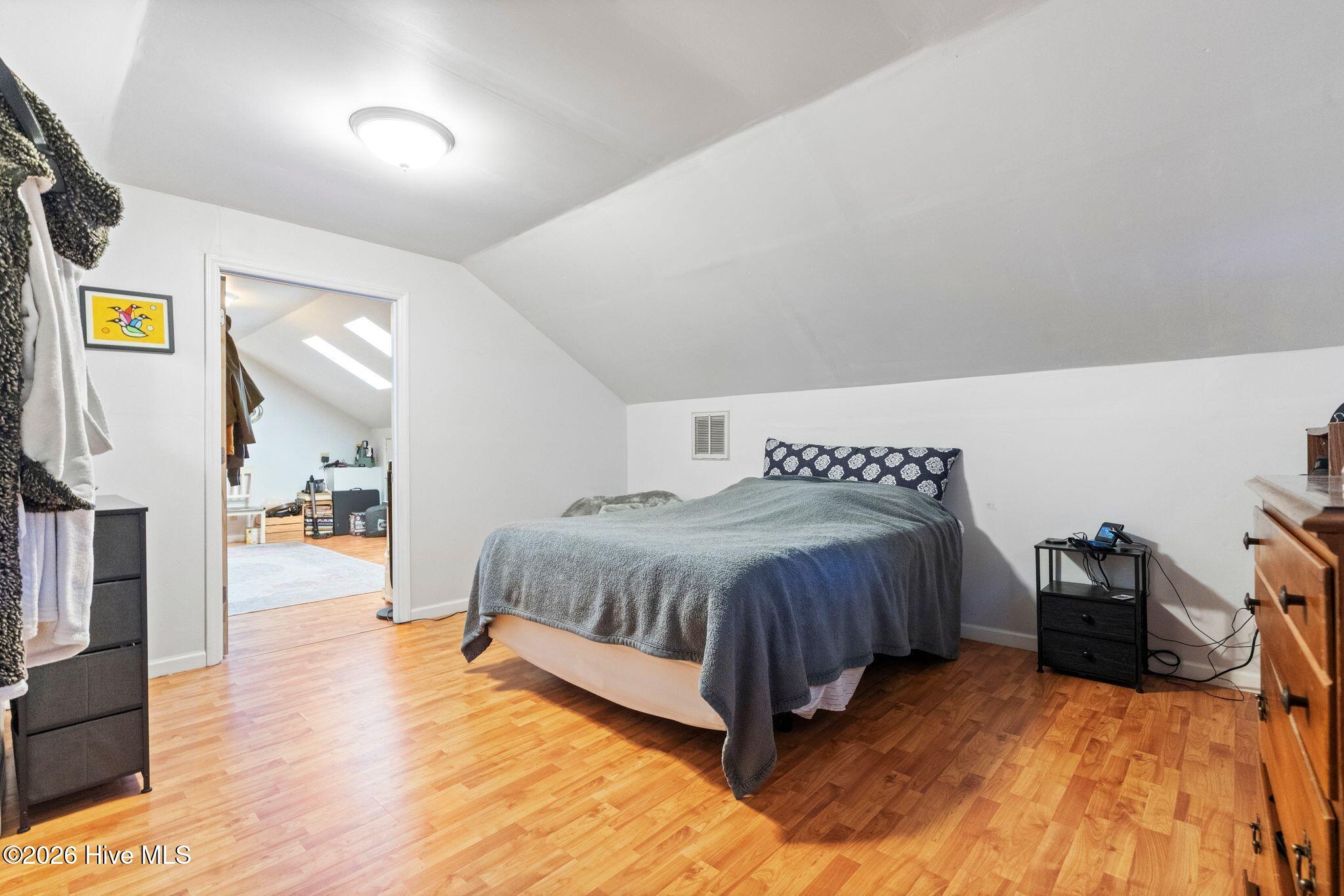 100570327 | Photo 49