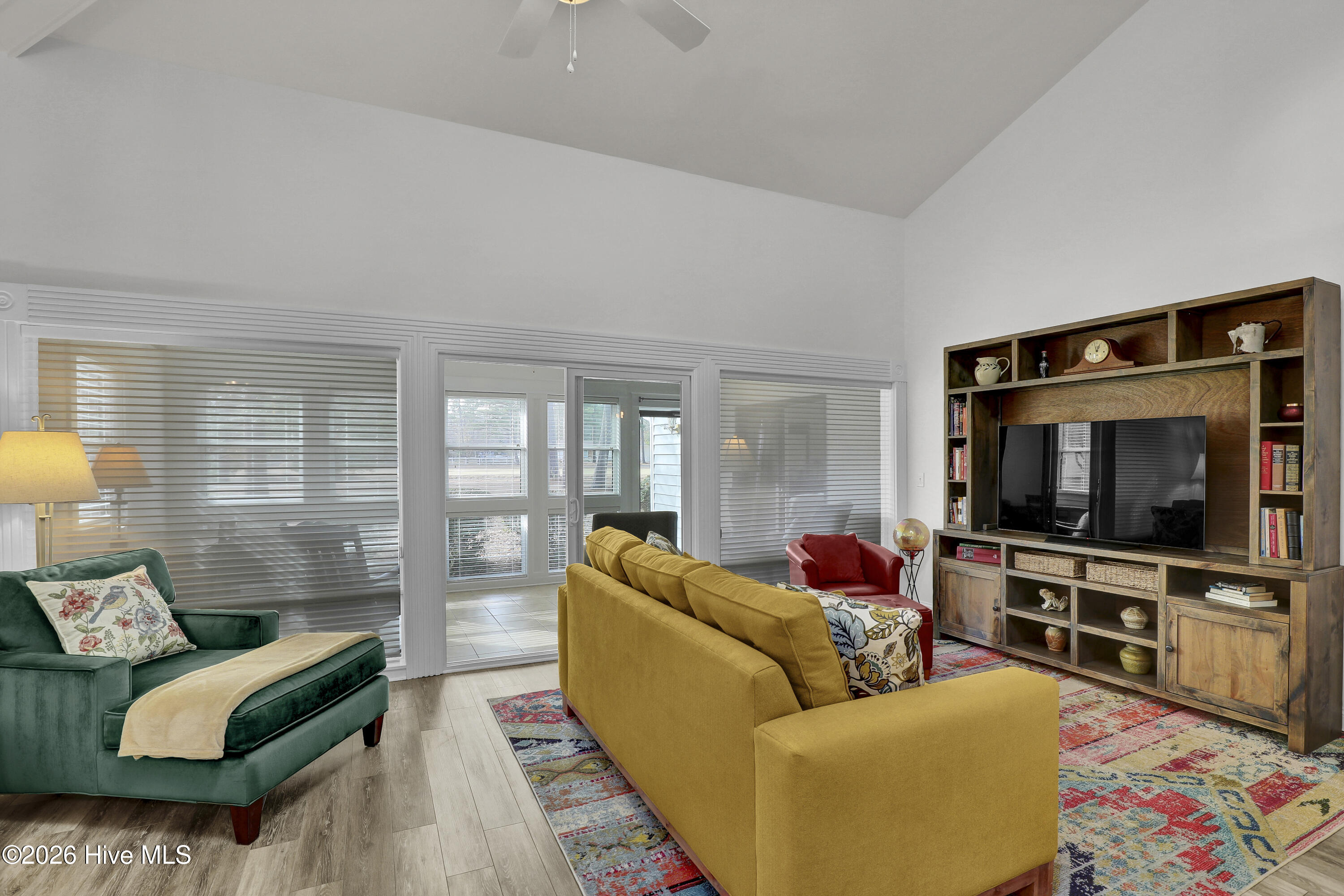 100549280 | Photo 11