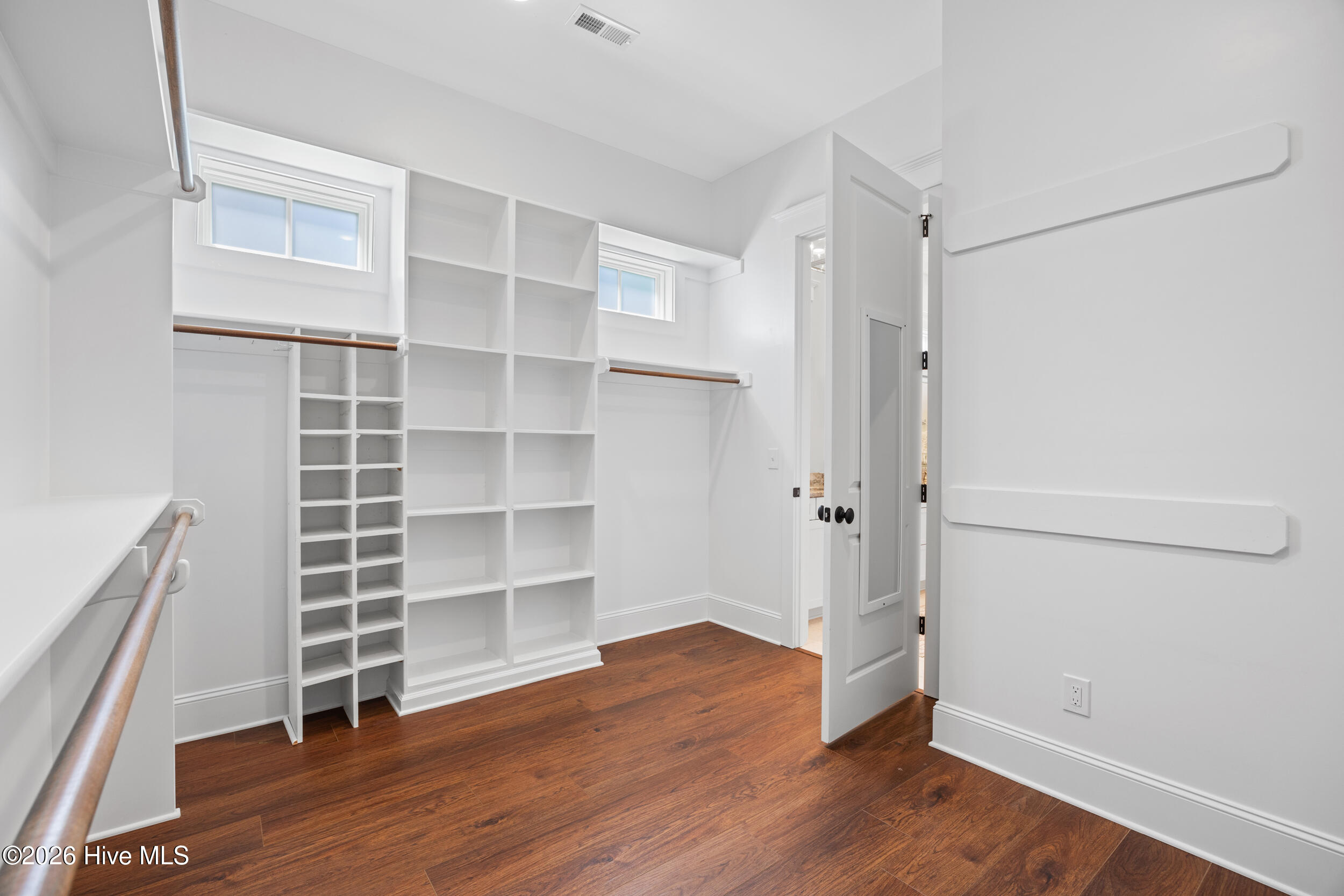 100569354 | Photo 52