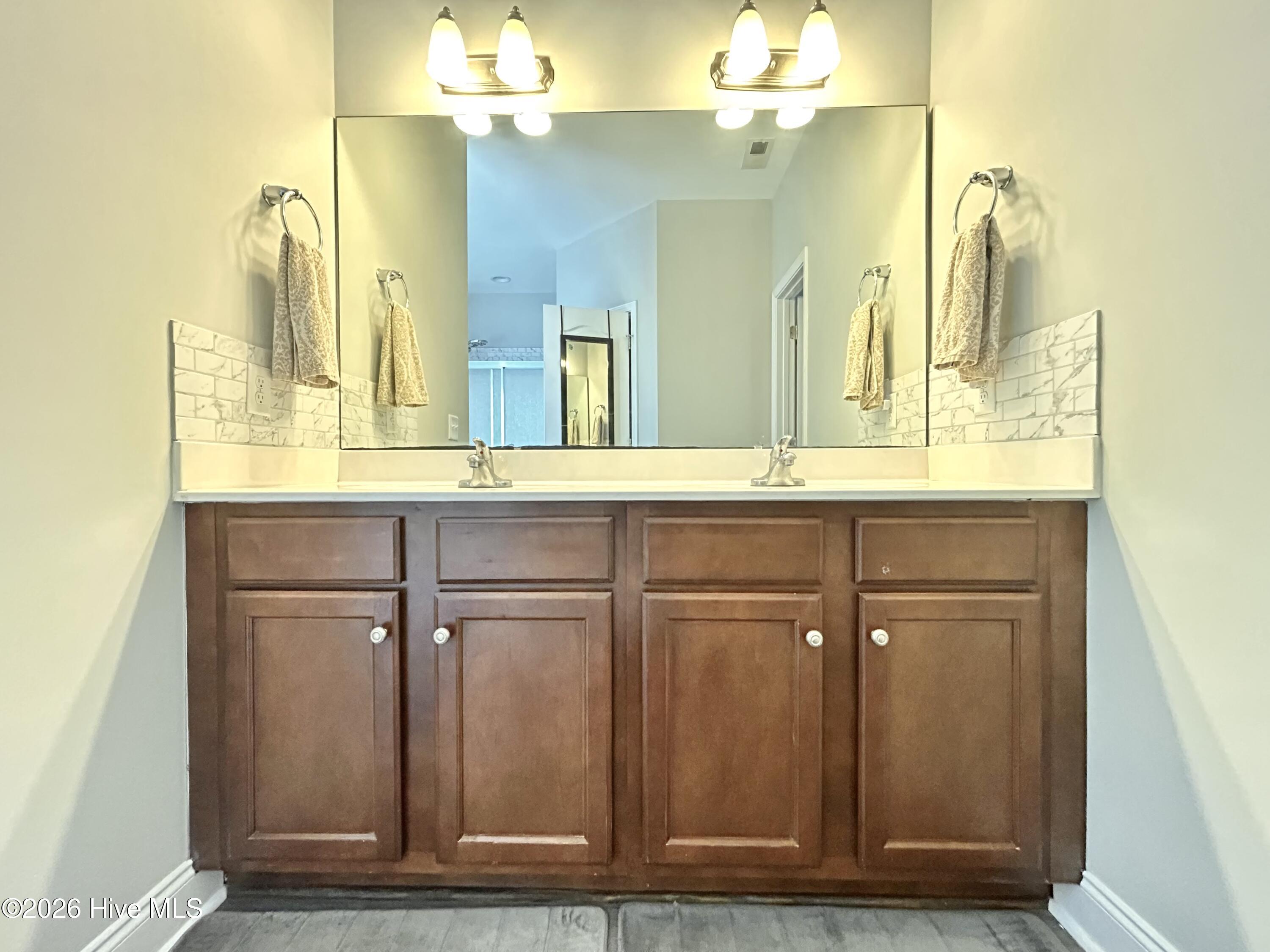 100564240 | Photo 33