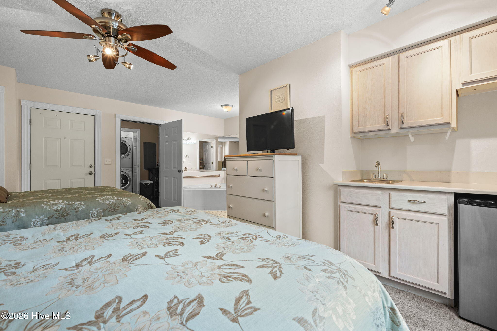 100569270 | Photo 26