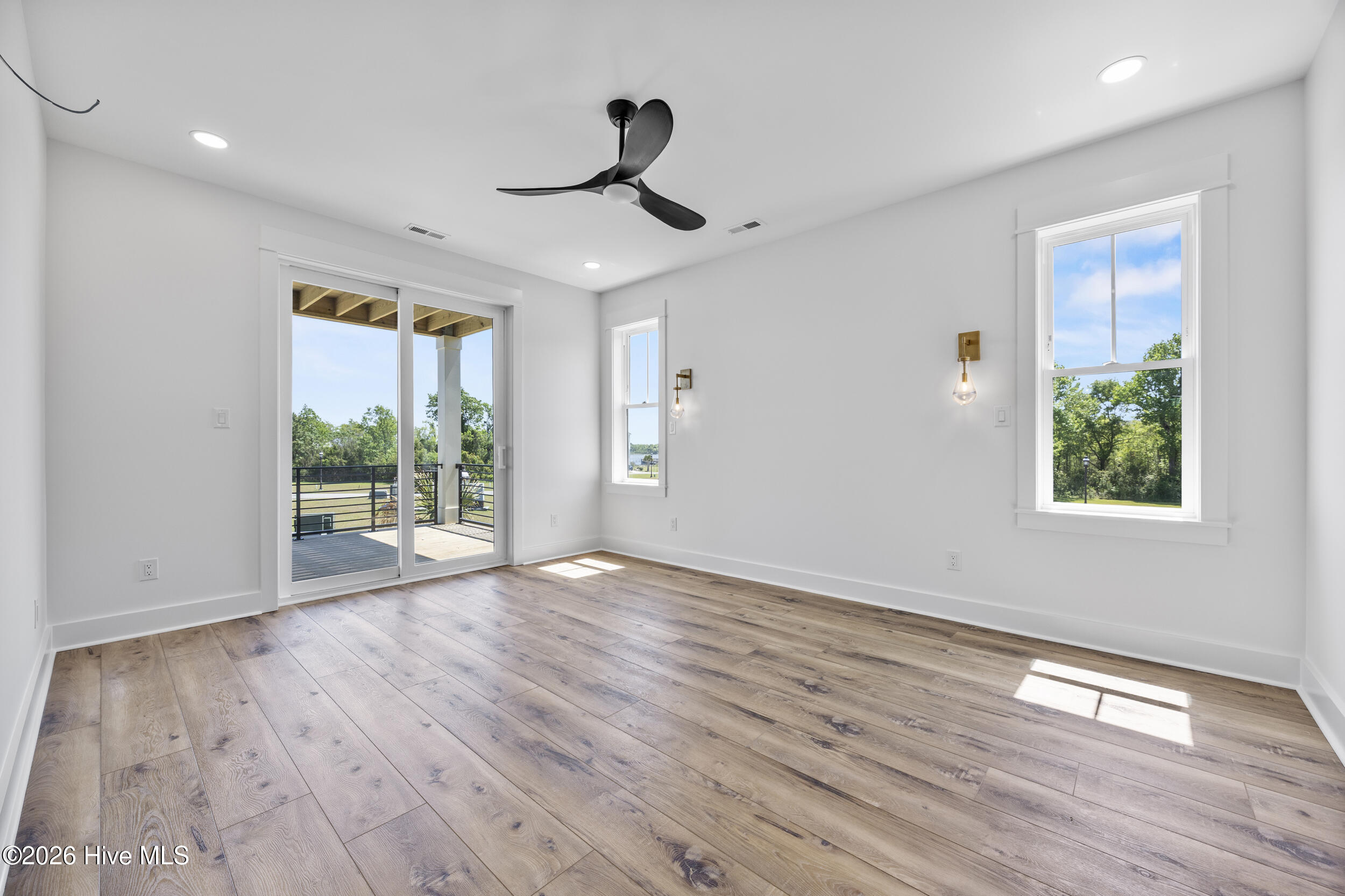 100567625 | Photo 15