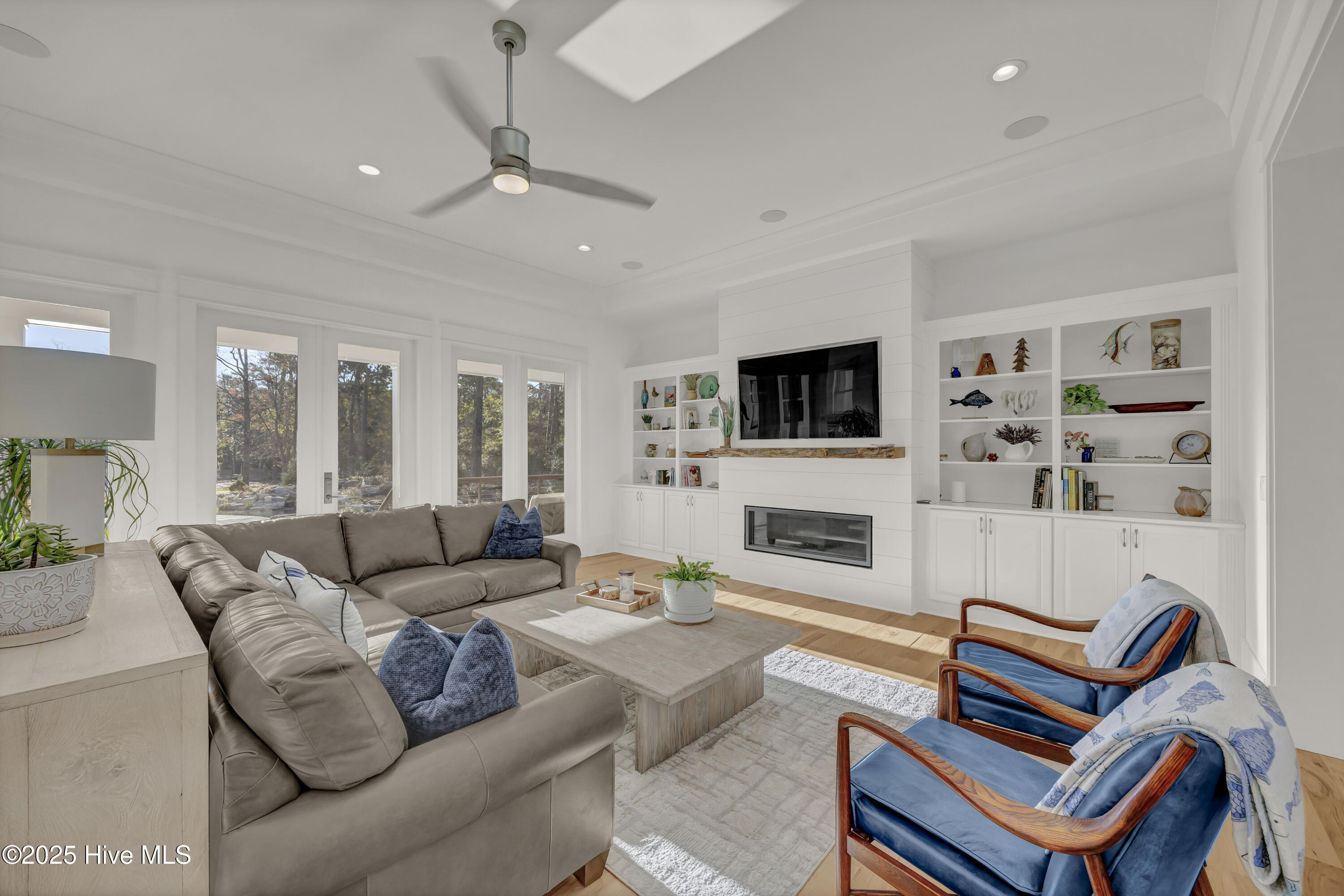 100543149 | Photo 16