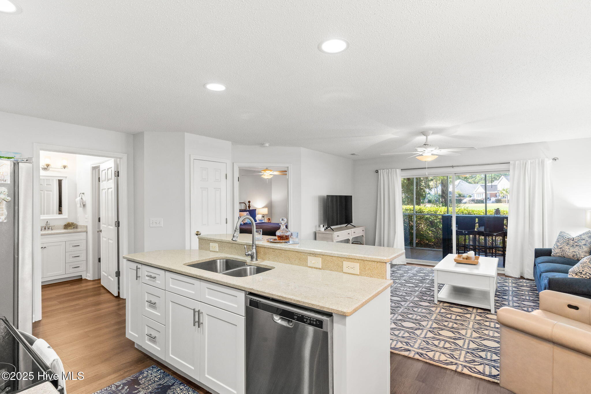 100543125 | Photo 18