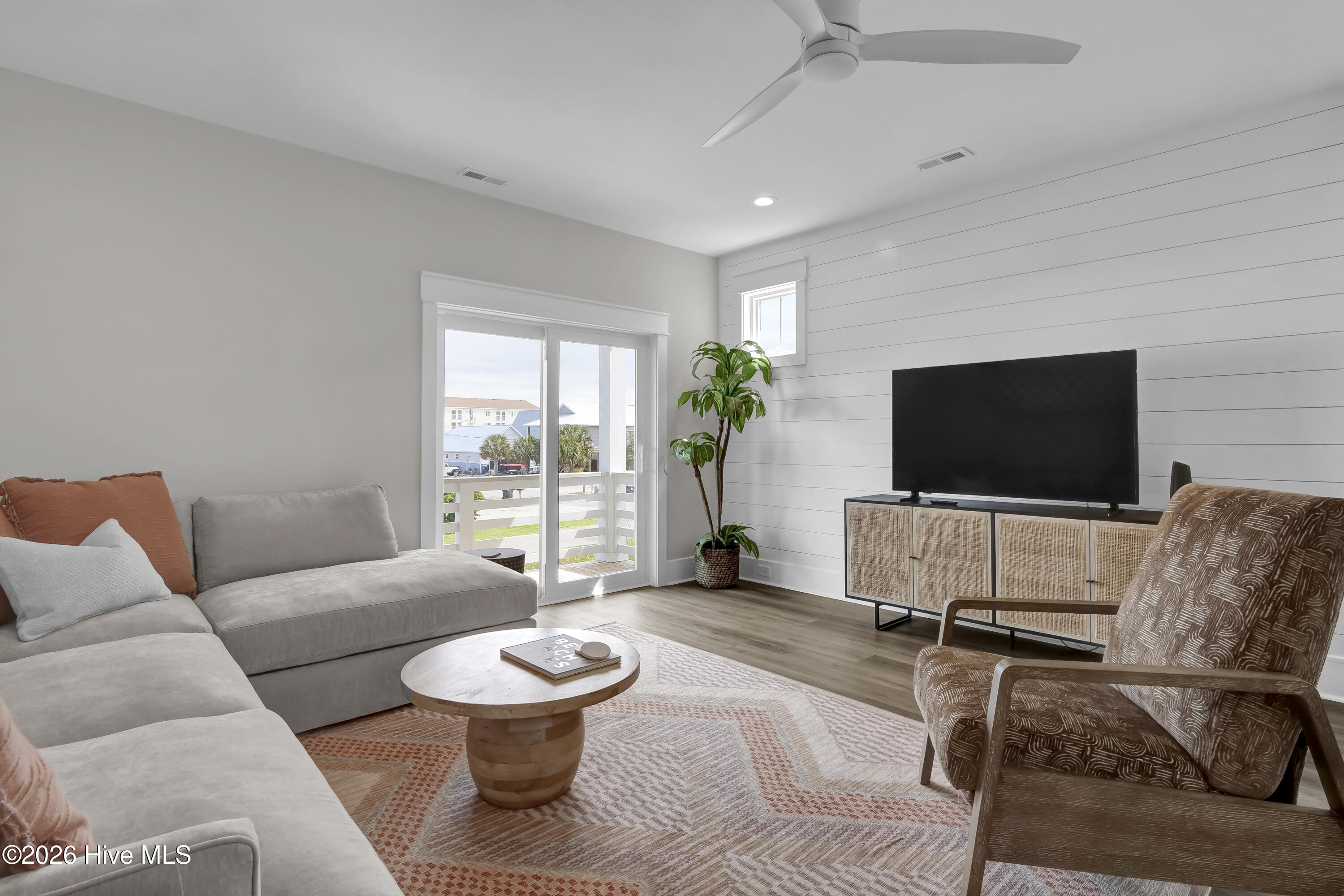 100567892 | Photo 24