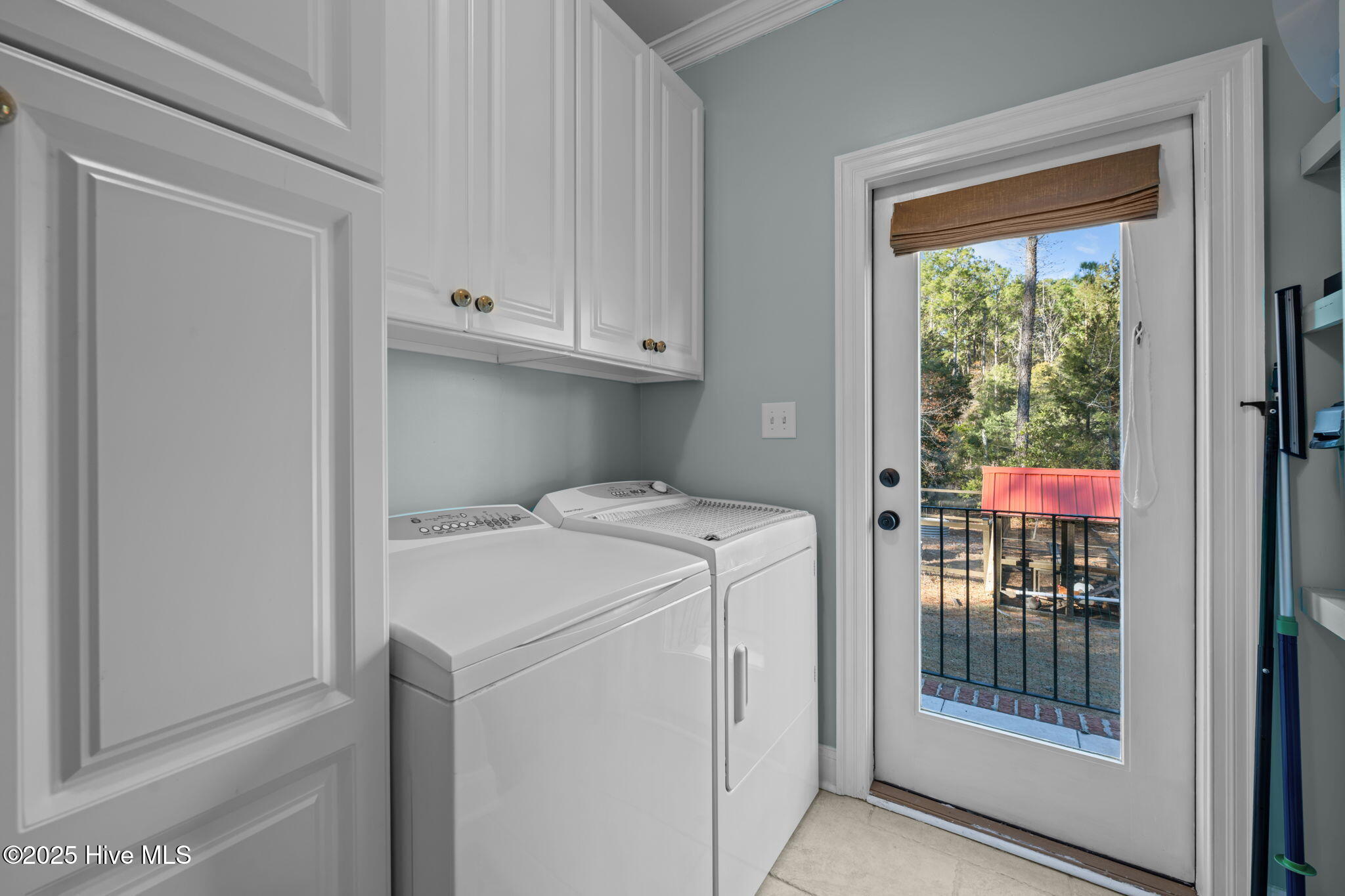 Laundry room - washer & dryer convey