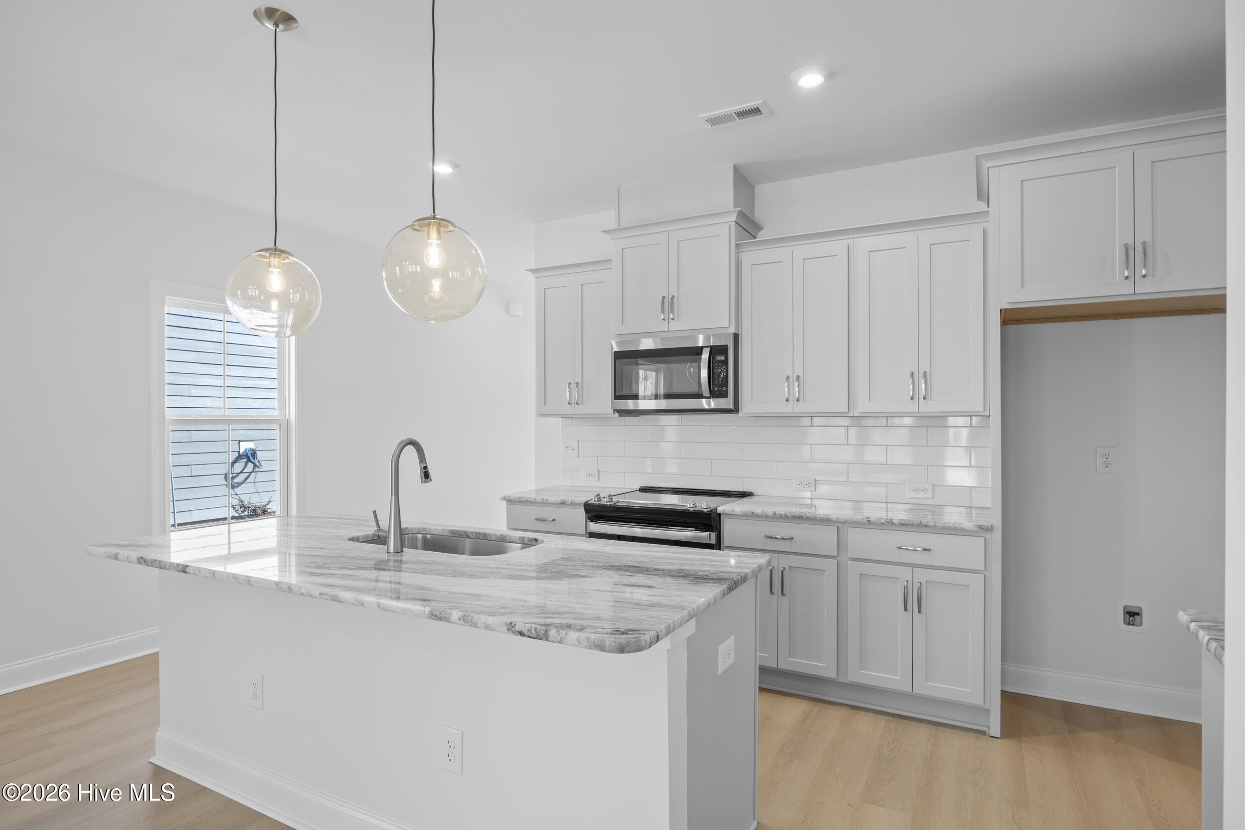 100527055 | Photo 11