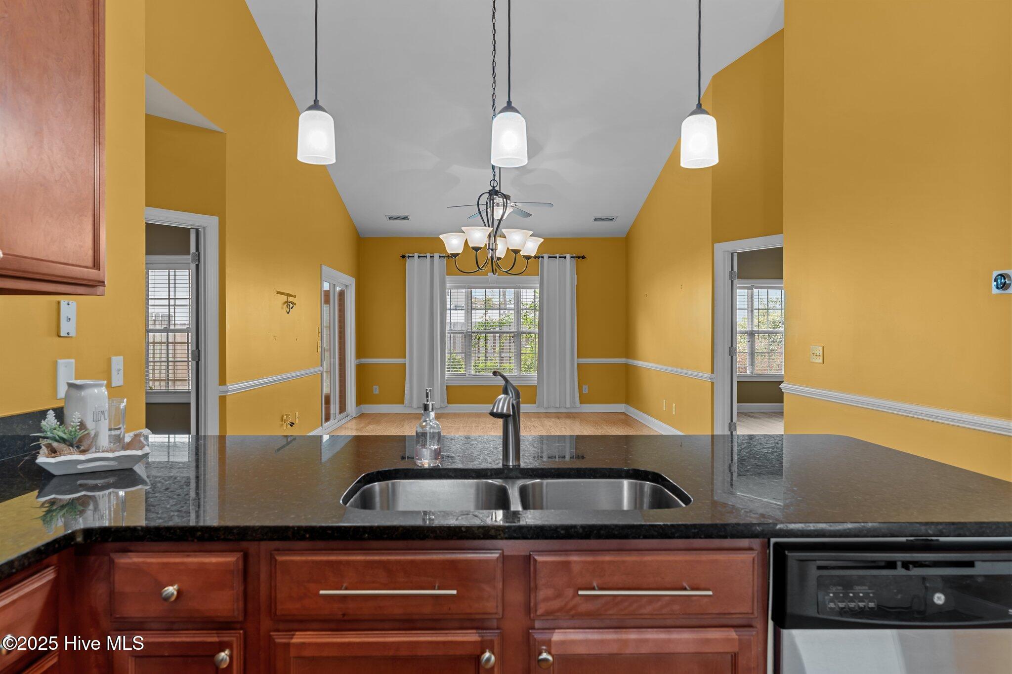 100513214 | Photo 11