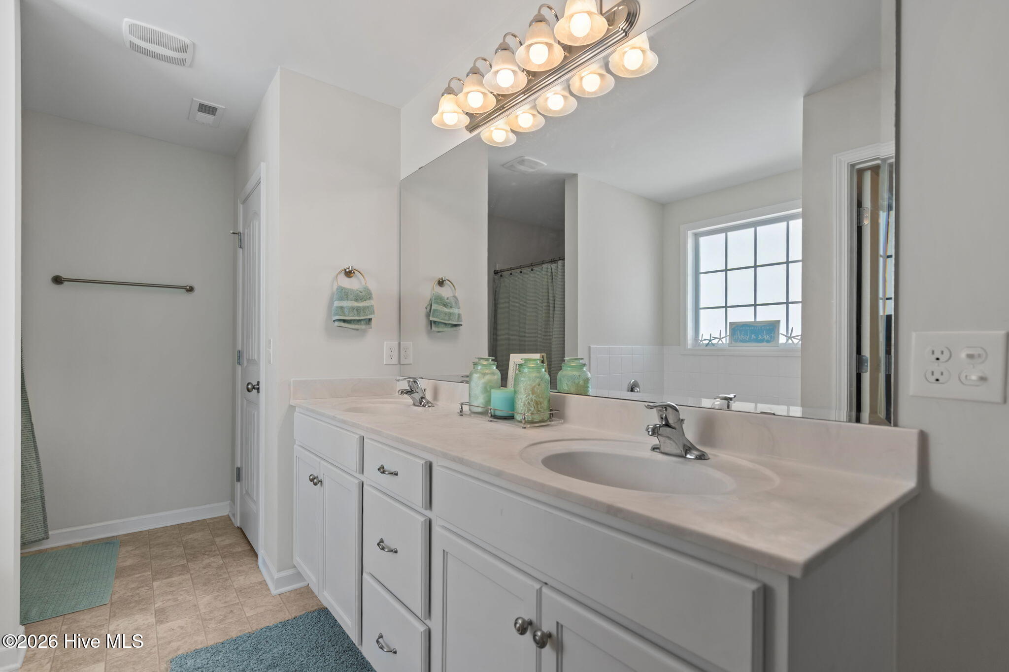 100570490 | Photo 23