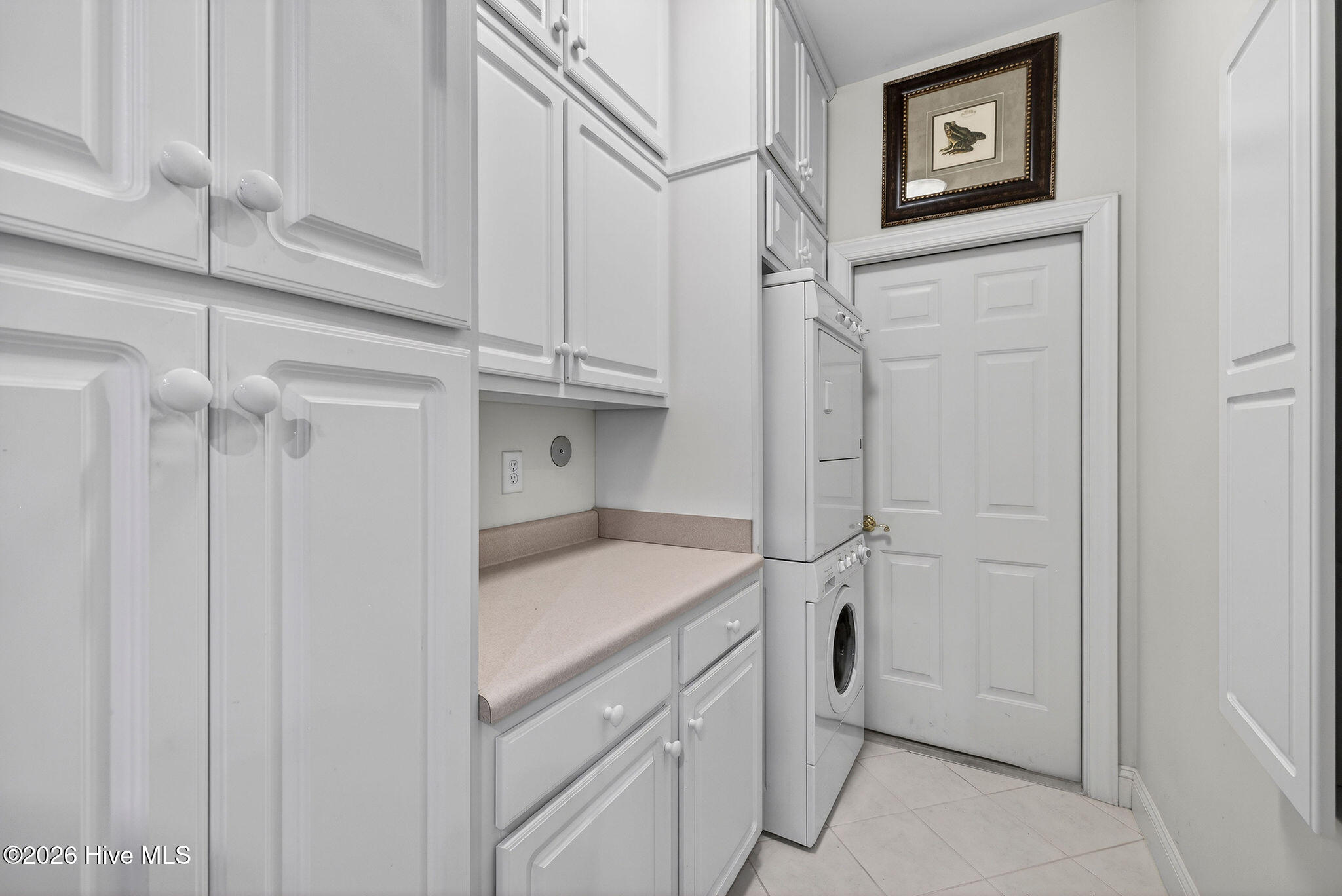 100565990 | Photo 41