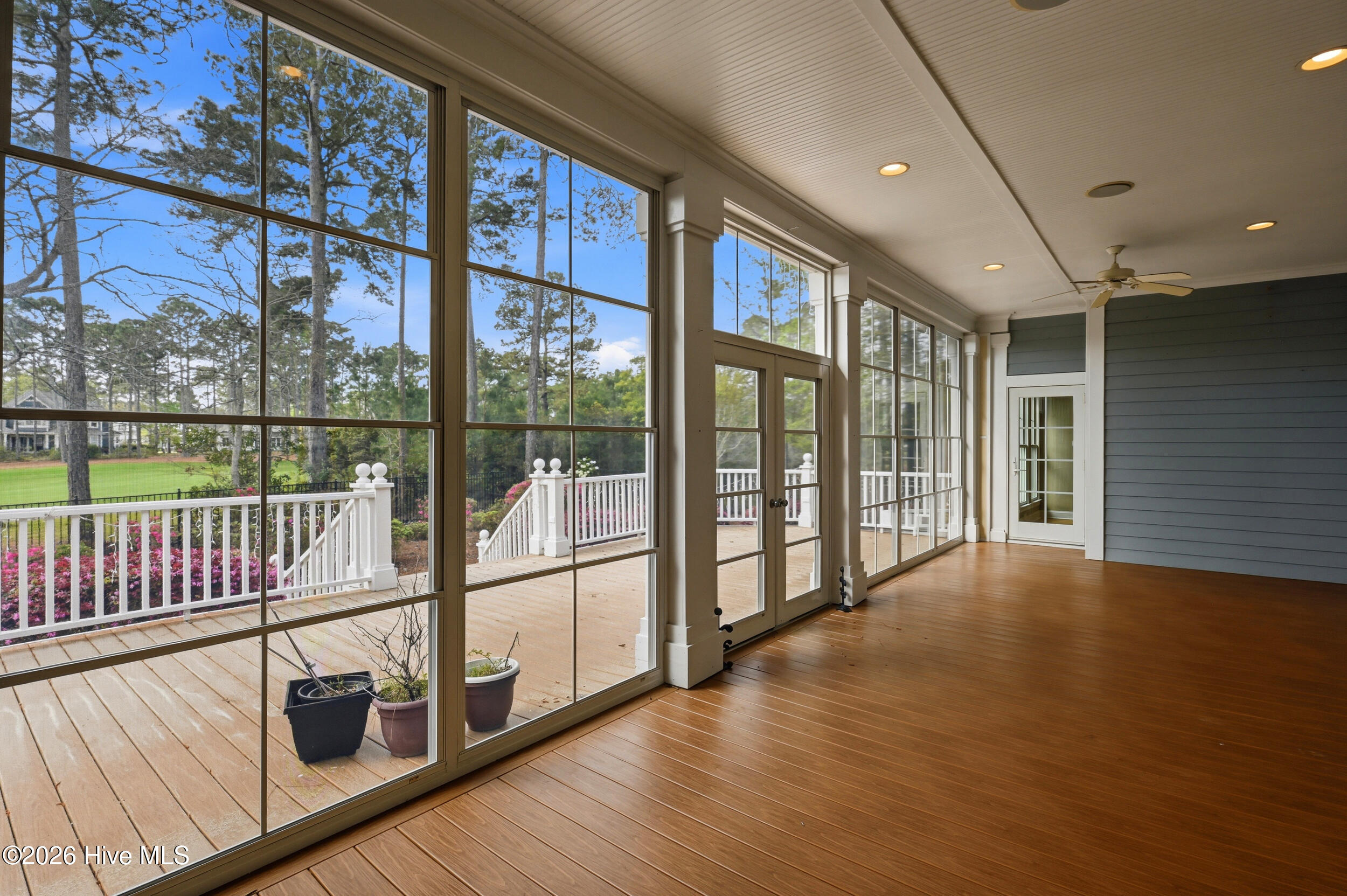 100566380 | Photo 45