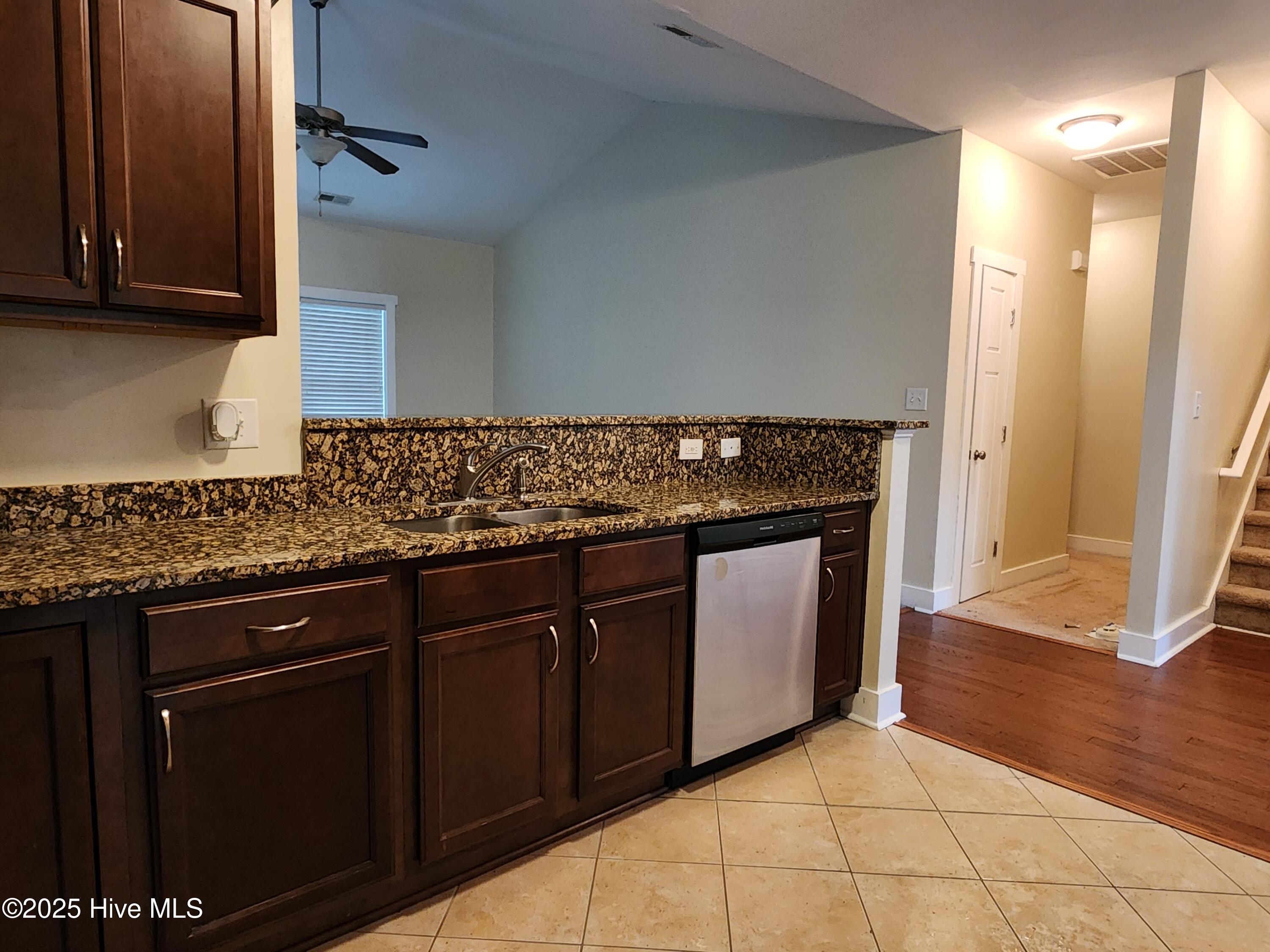 100569156 | Photo 13