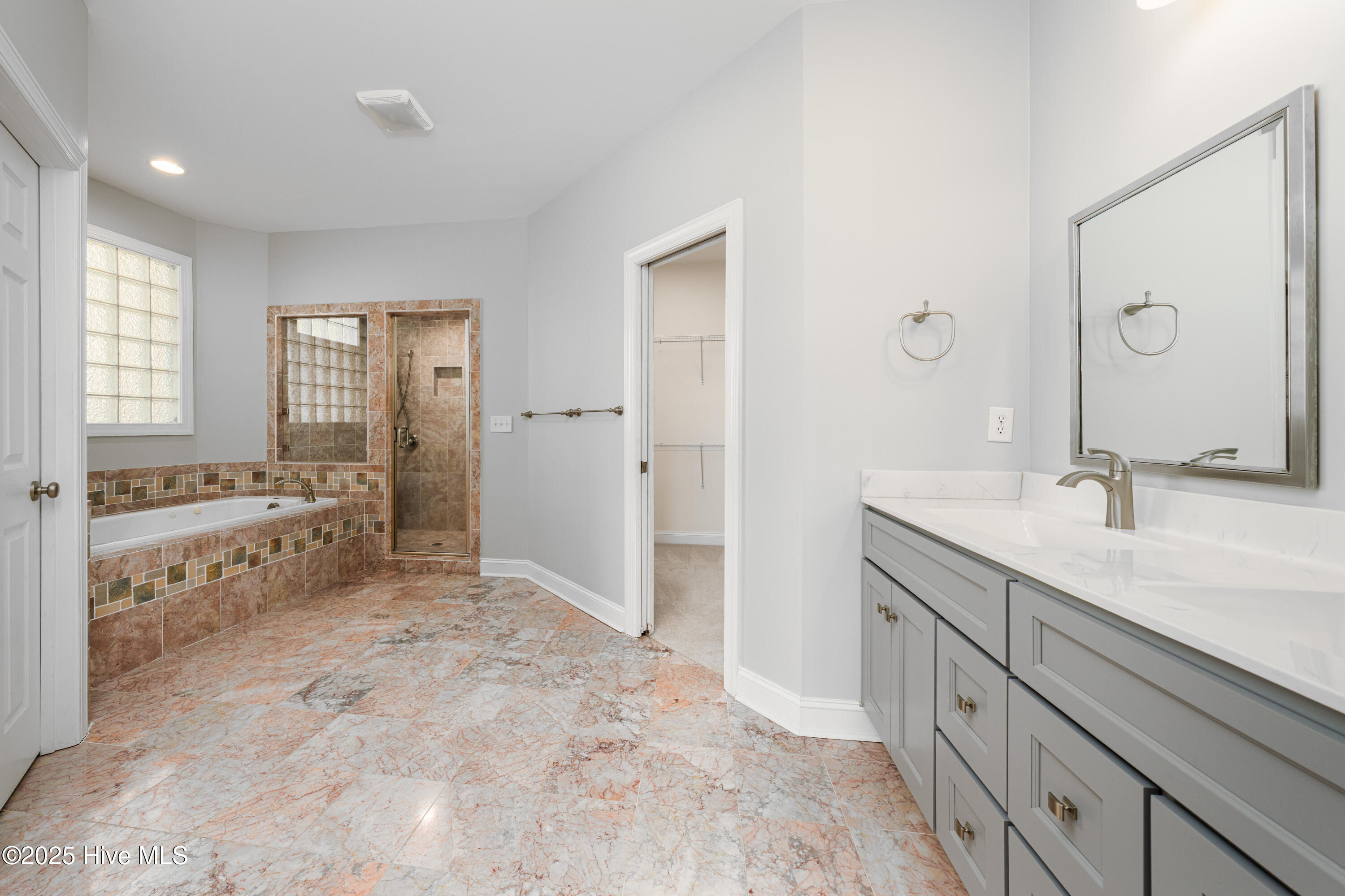 100506223 | Photo 34