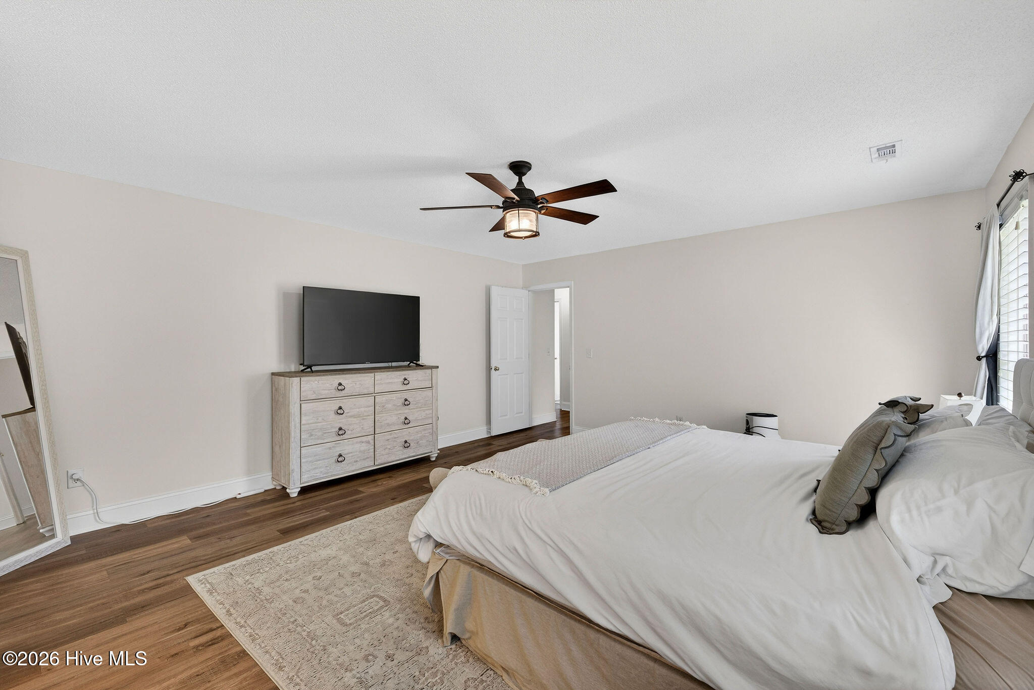 100565876 | Photo 25