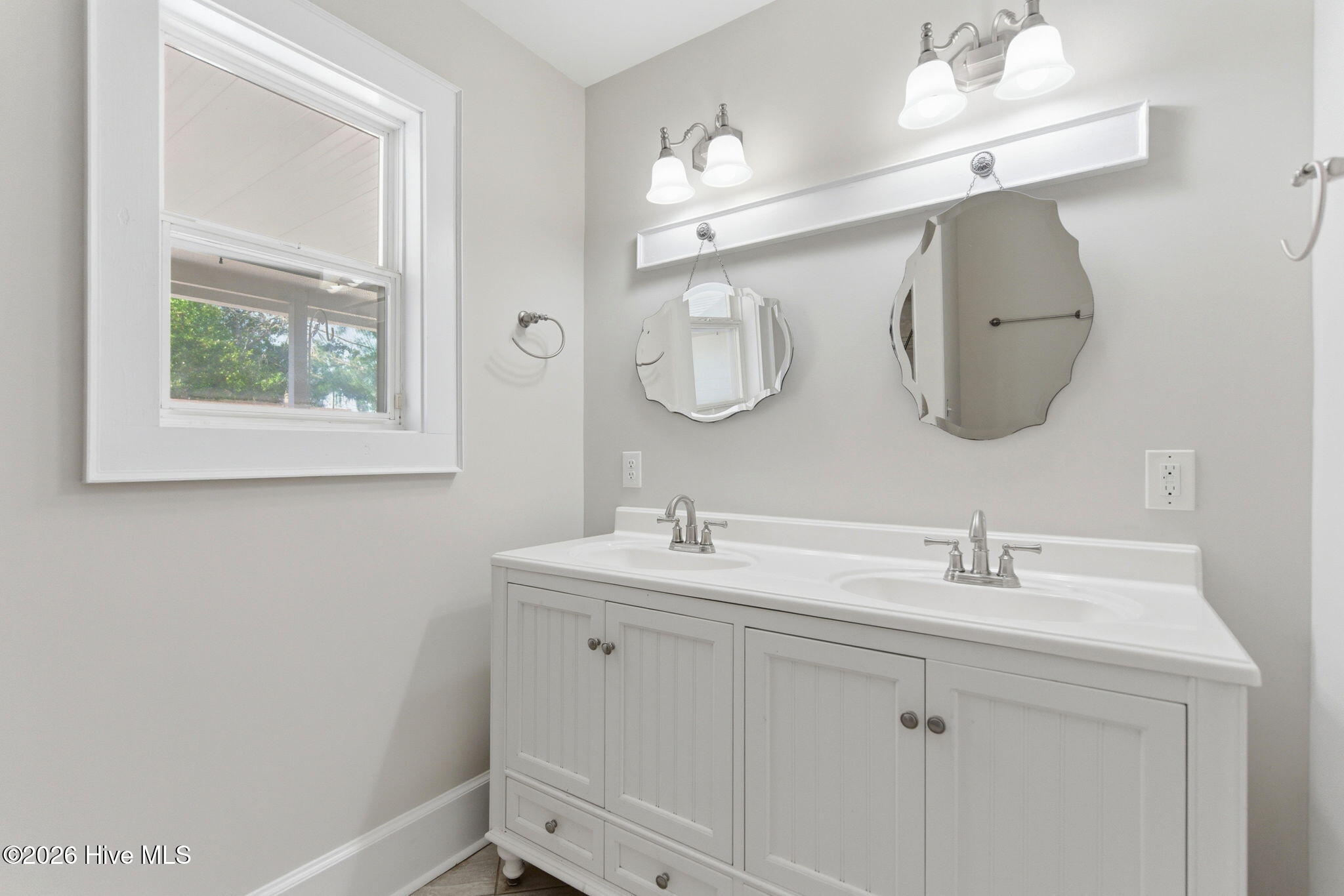 100569211 | Photo 22