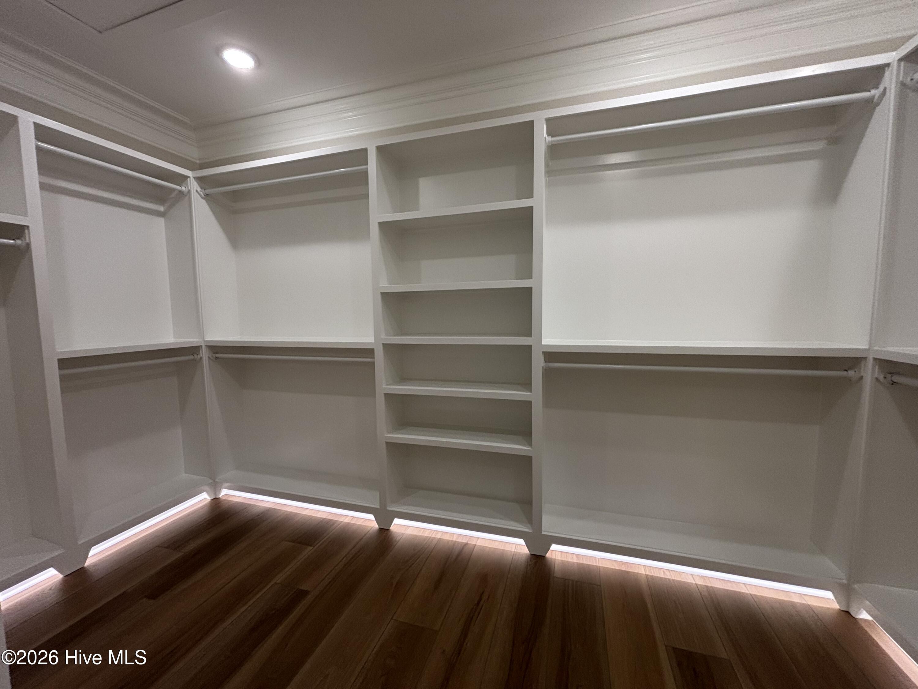 100516902 | Photo 90