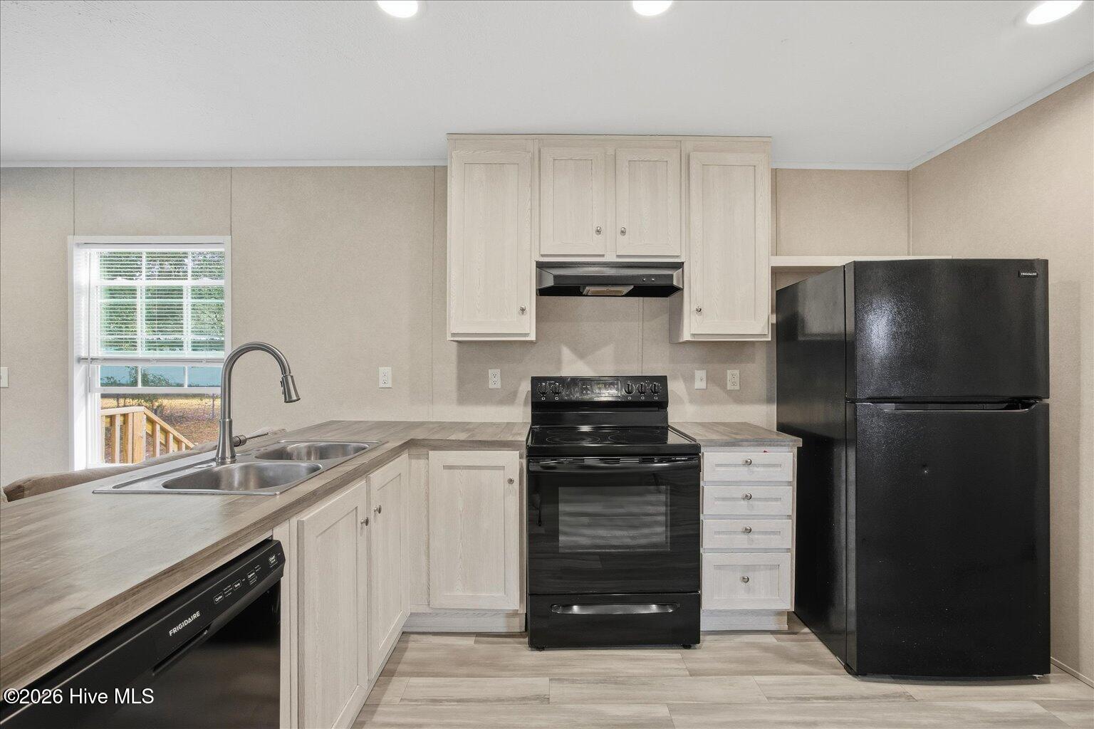 100549337 | Photo 11