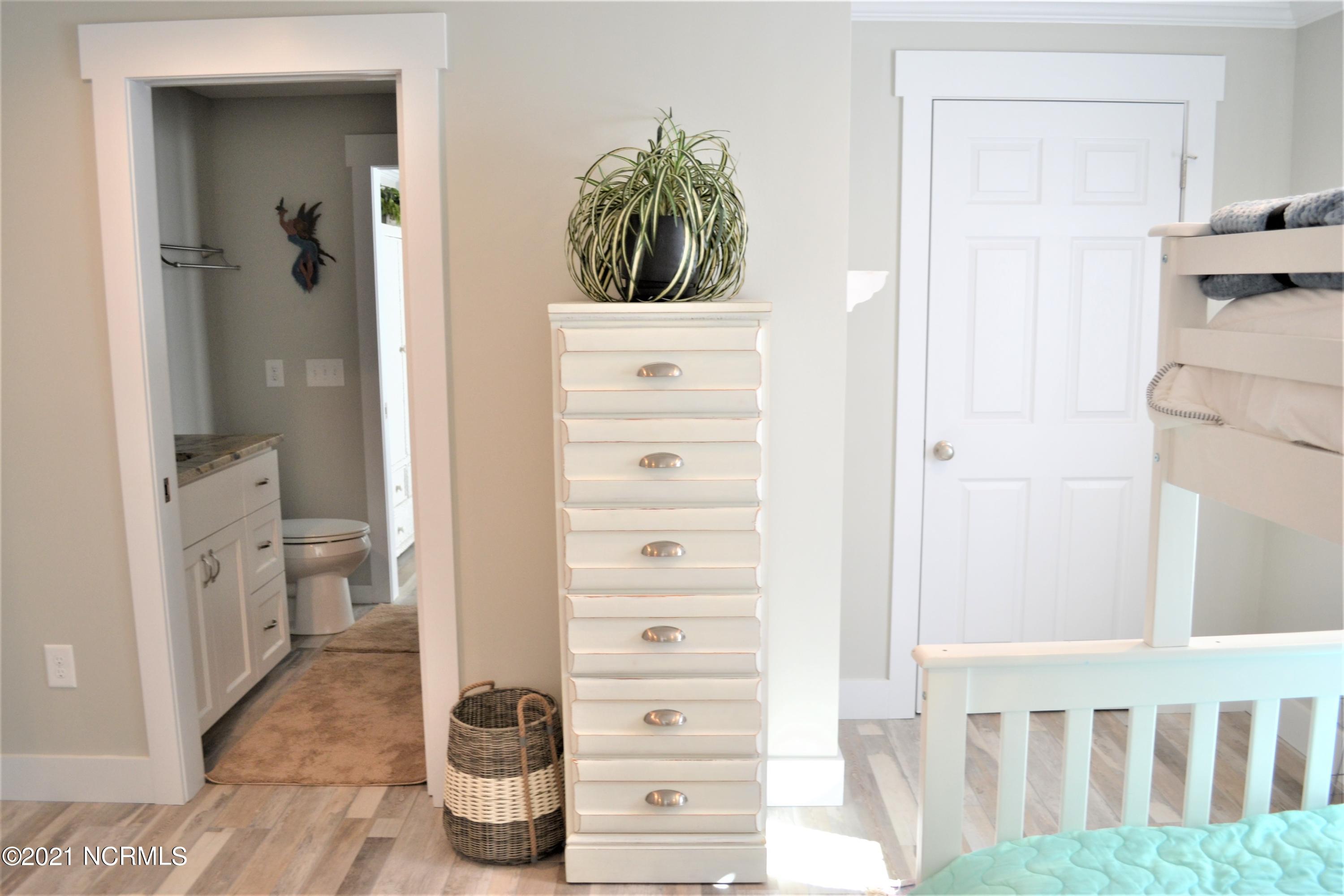 100530687 | Photo 14