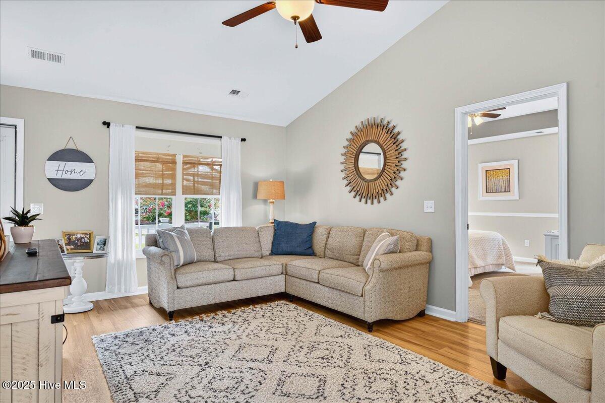 100530290 | Photo 13