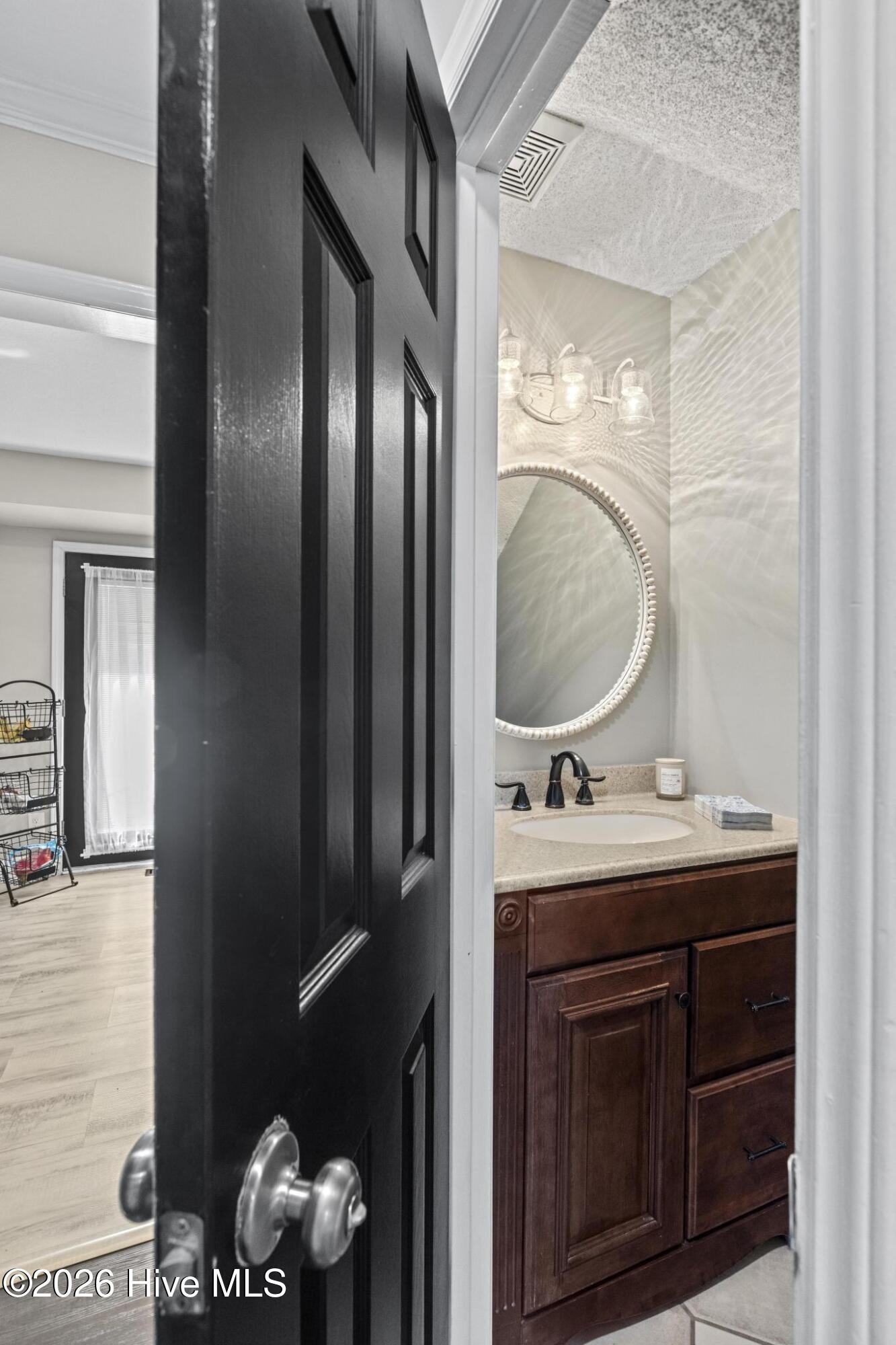 100568439 | Photo 12