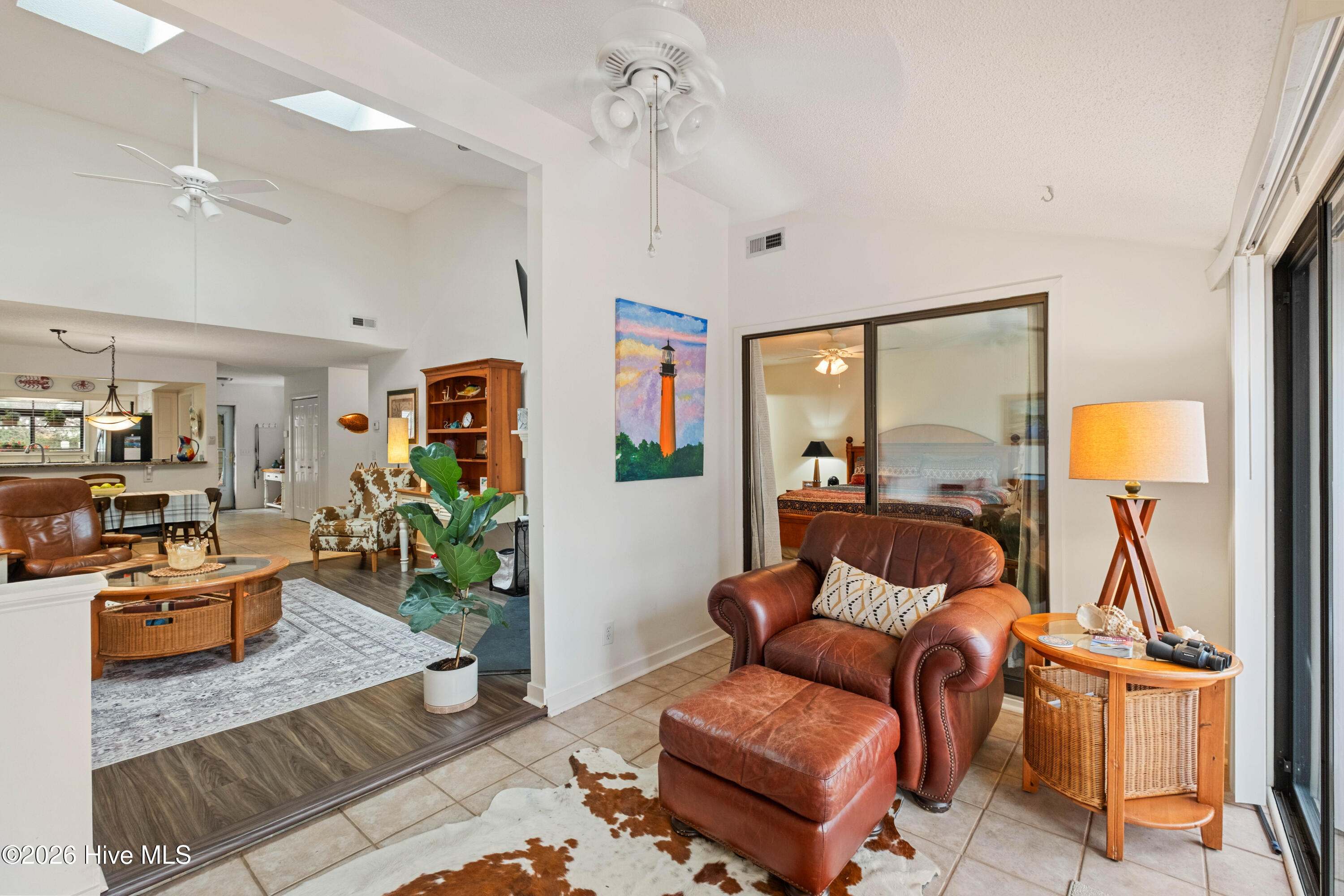 100560889 | Photo 20