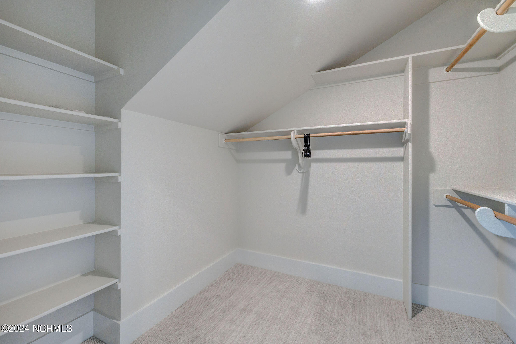 100547028 | Photo 48