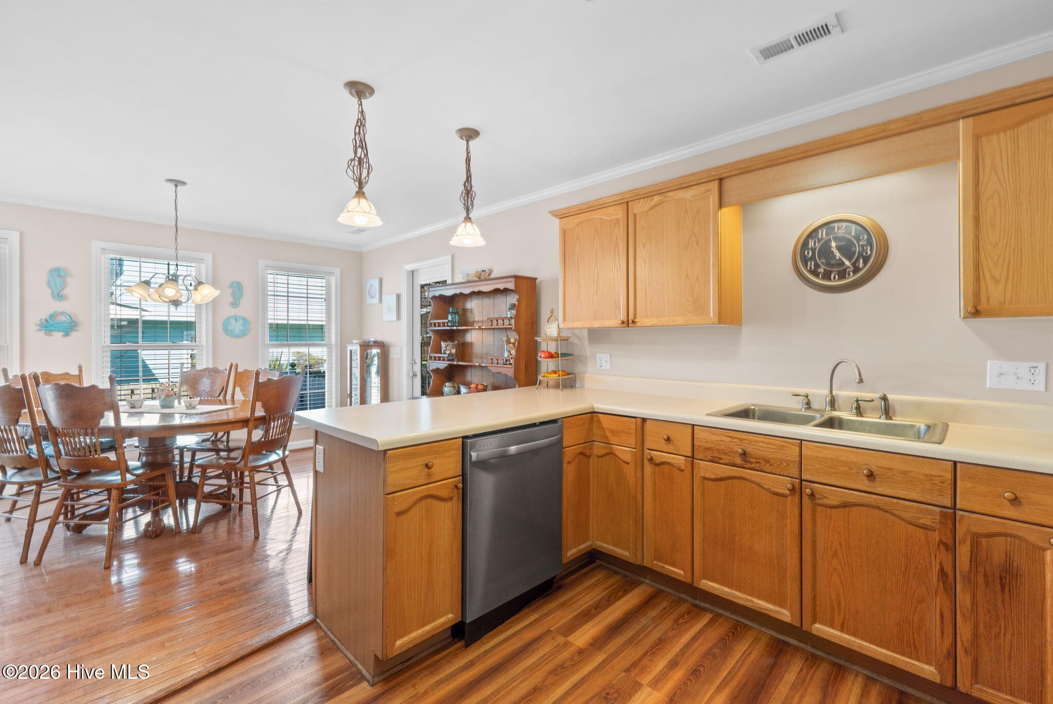 100556771 | Photo 11