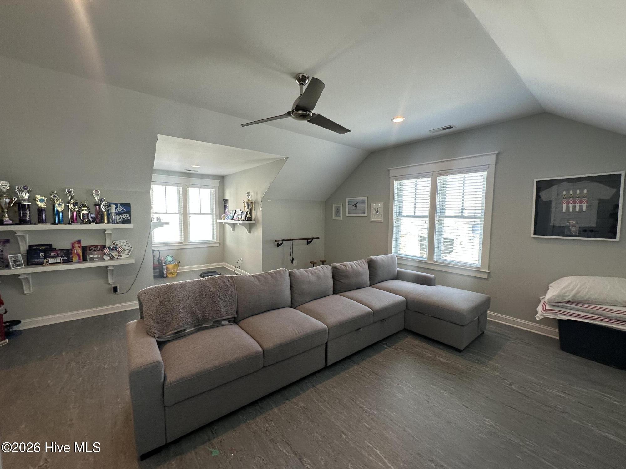 100562108 | Photo 25