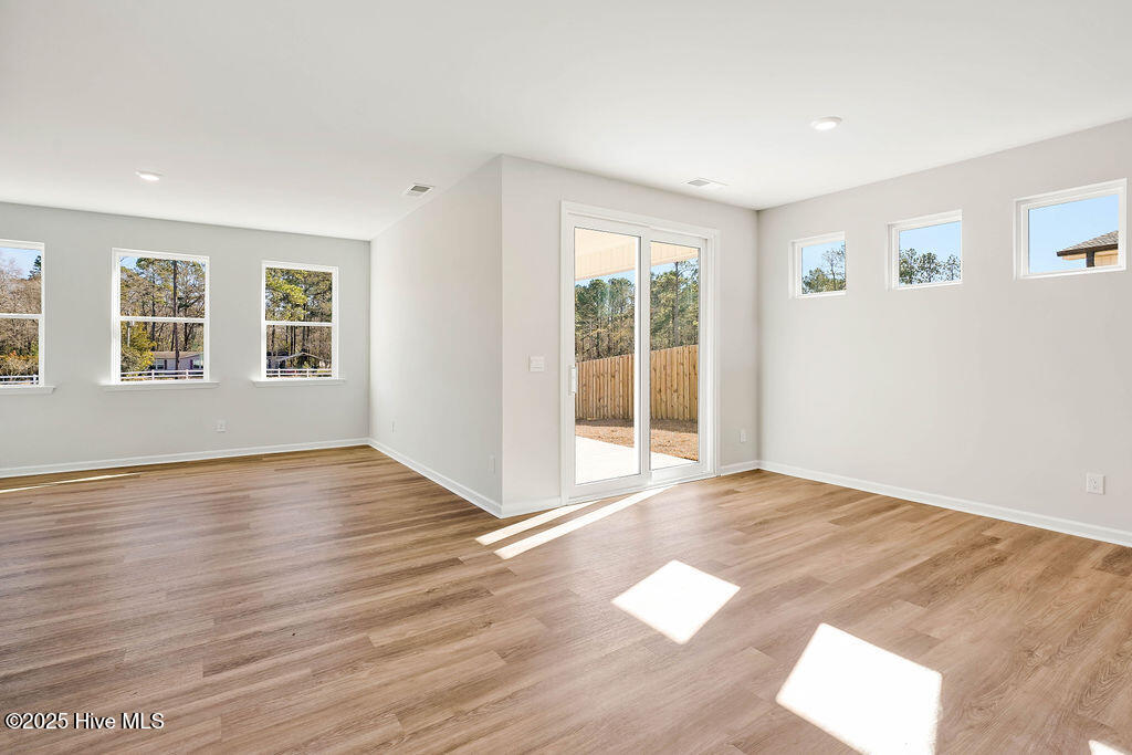 100561109 | Photo 11