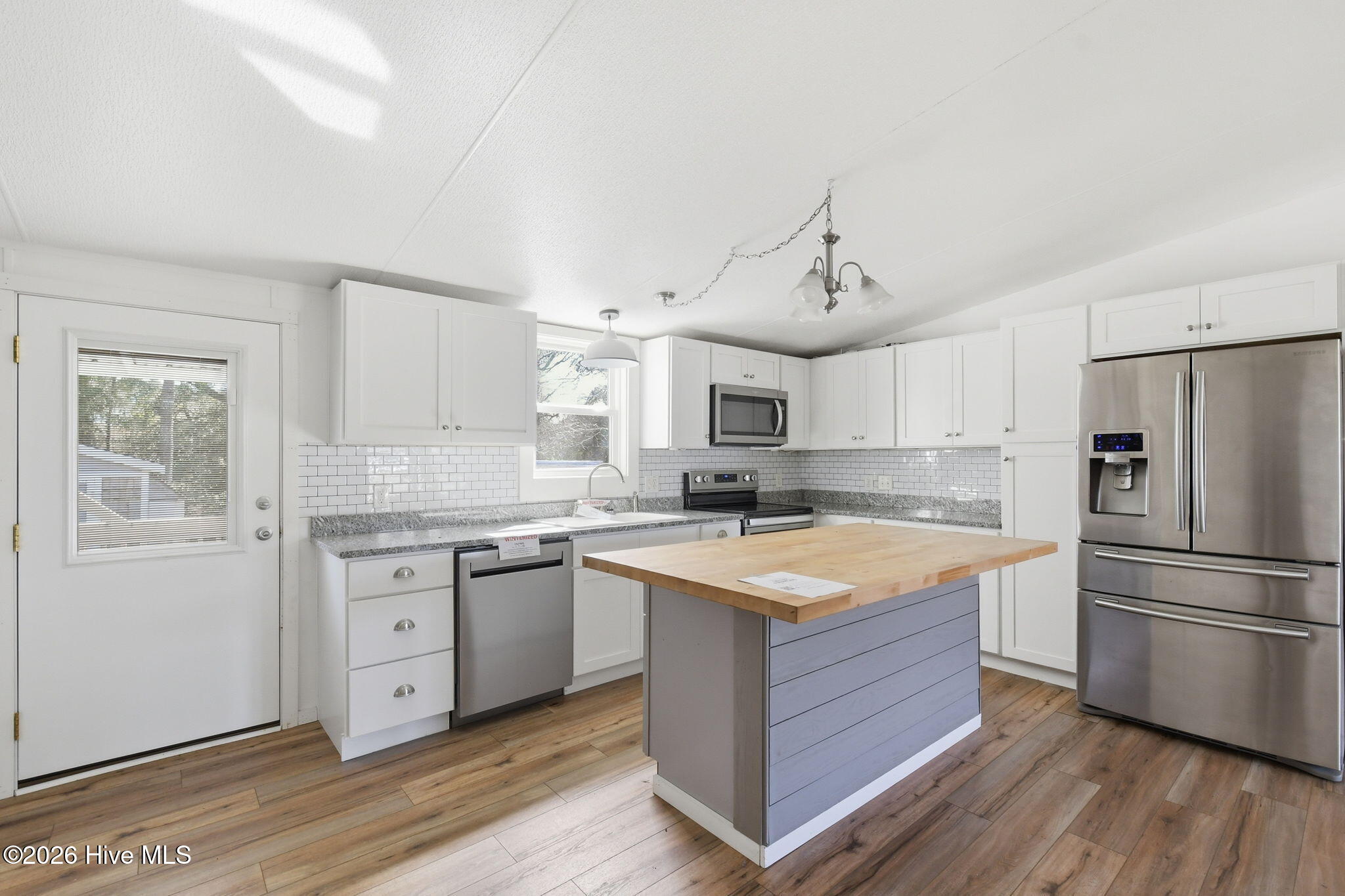 100565410 | Photo 16