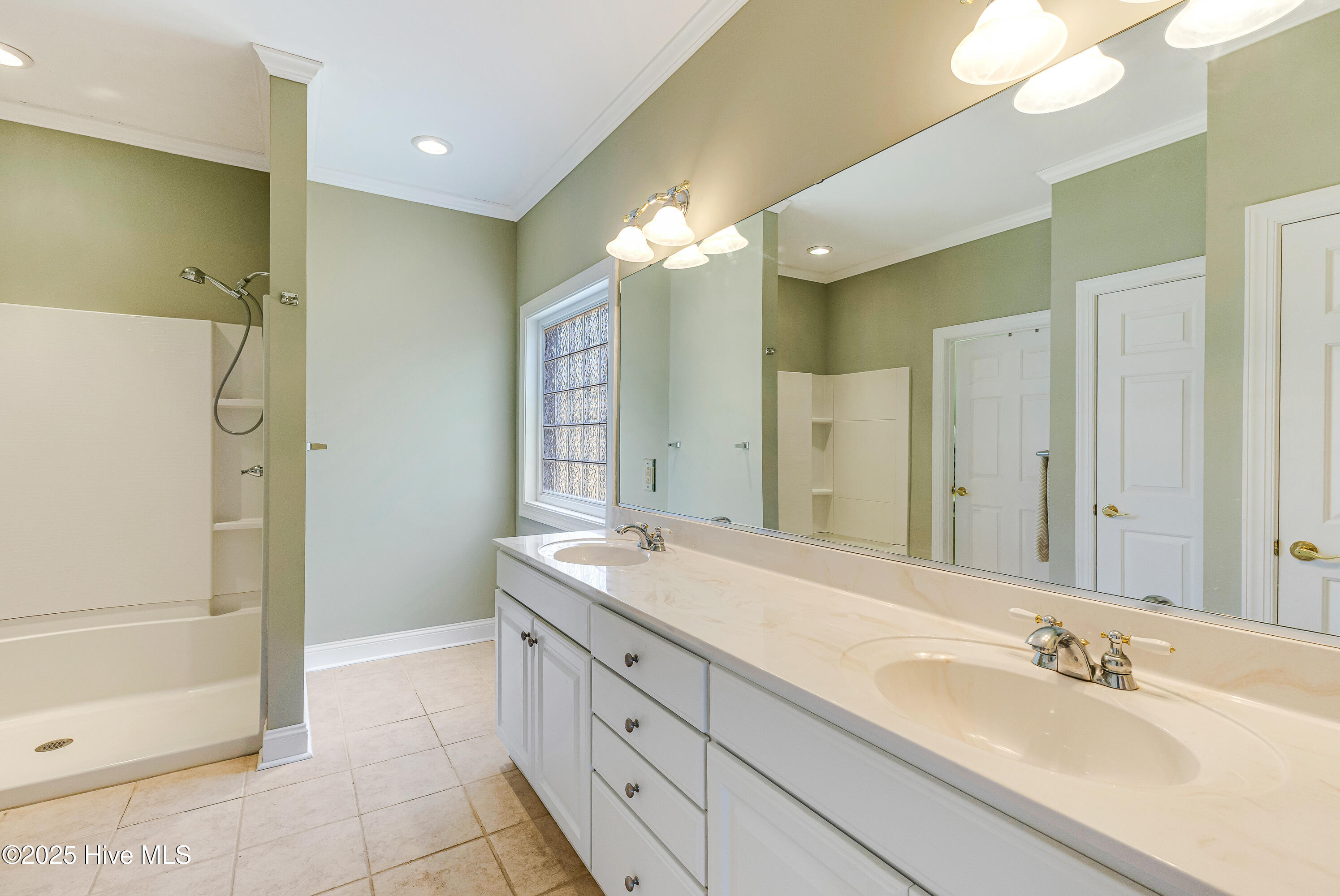 100537931 | Photo 25