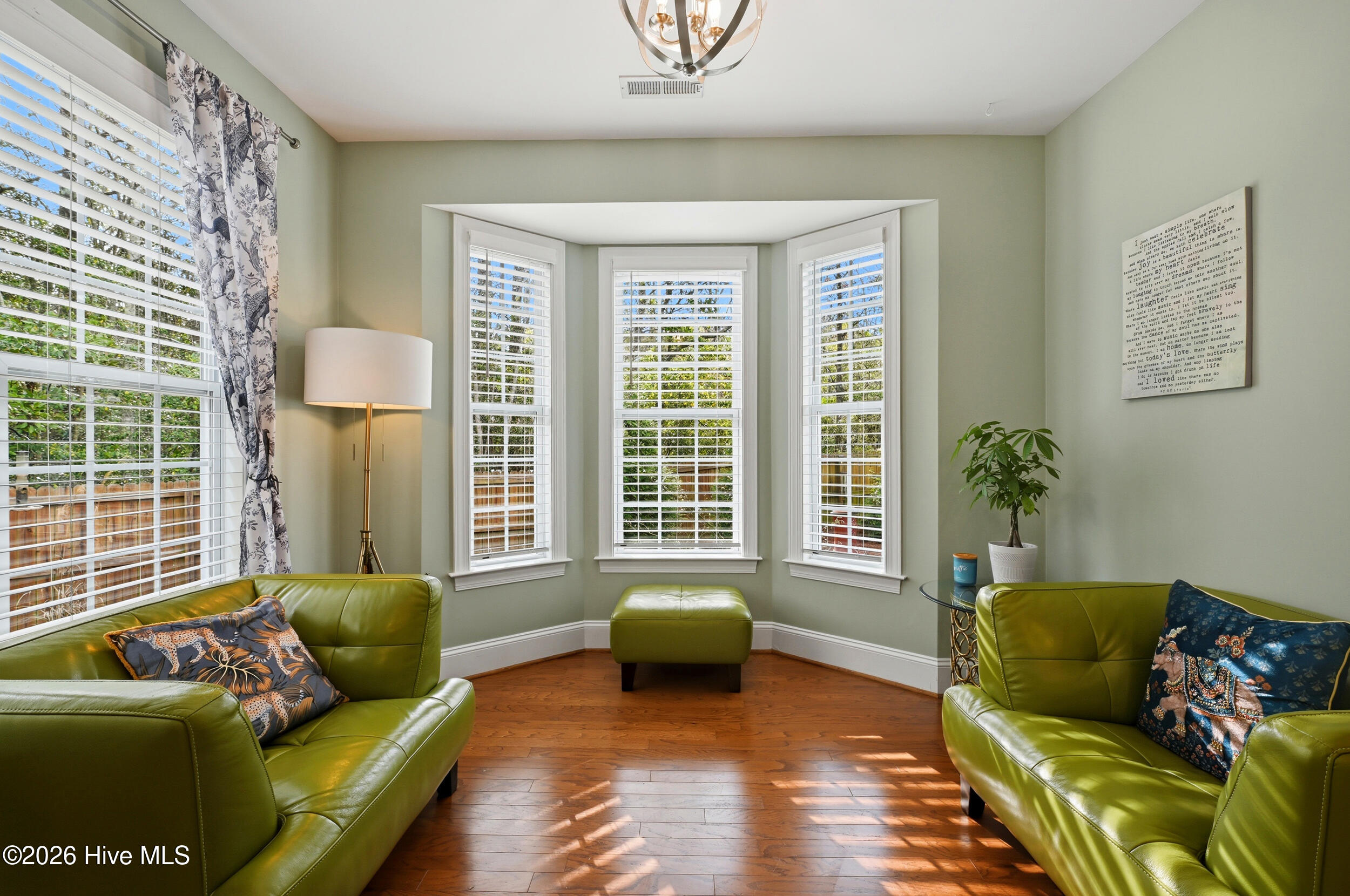 100563166 | Photo 31