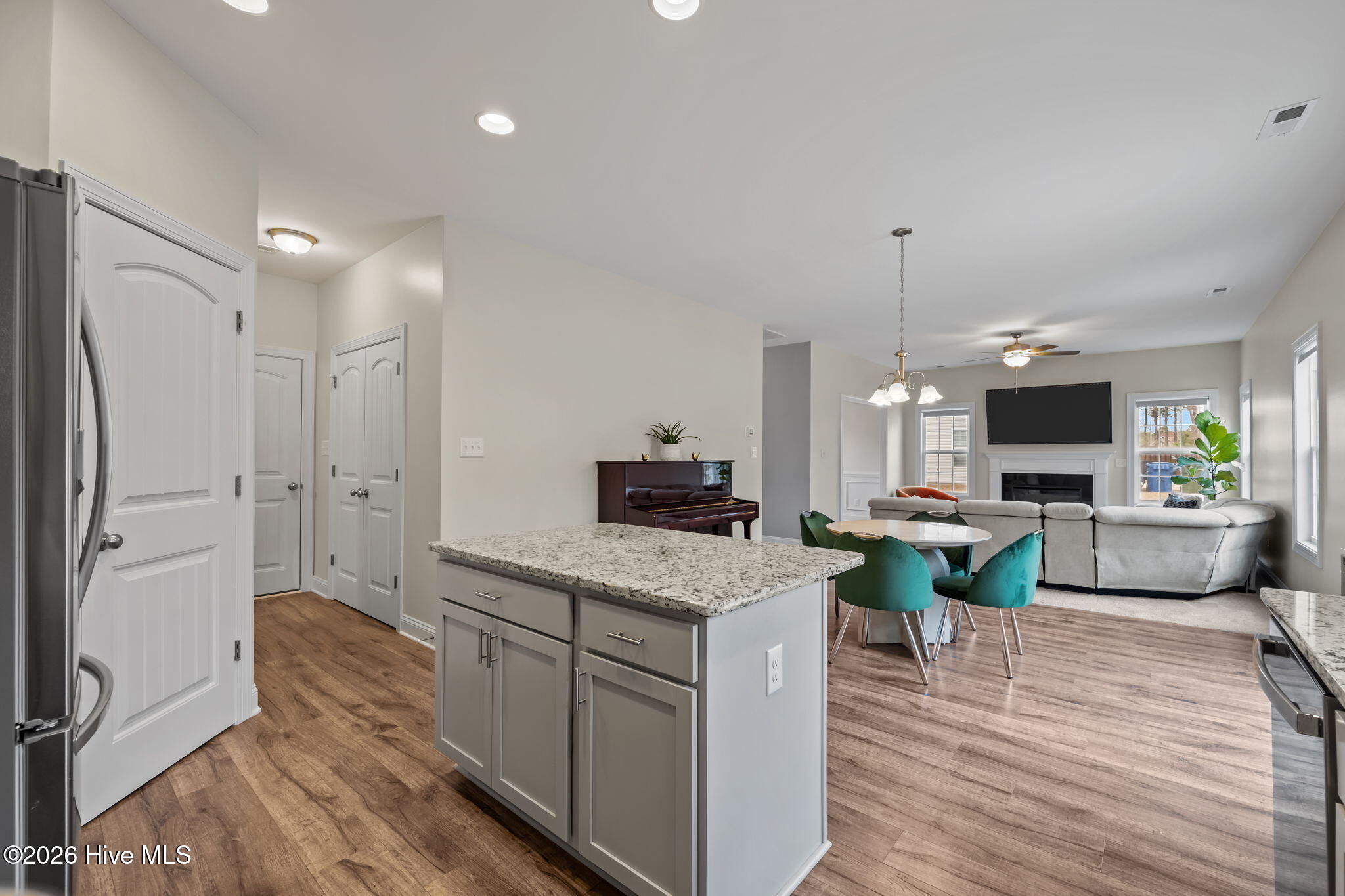 100549197 | Photo 27