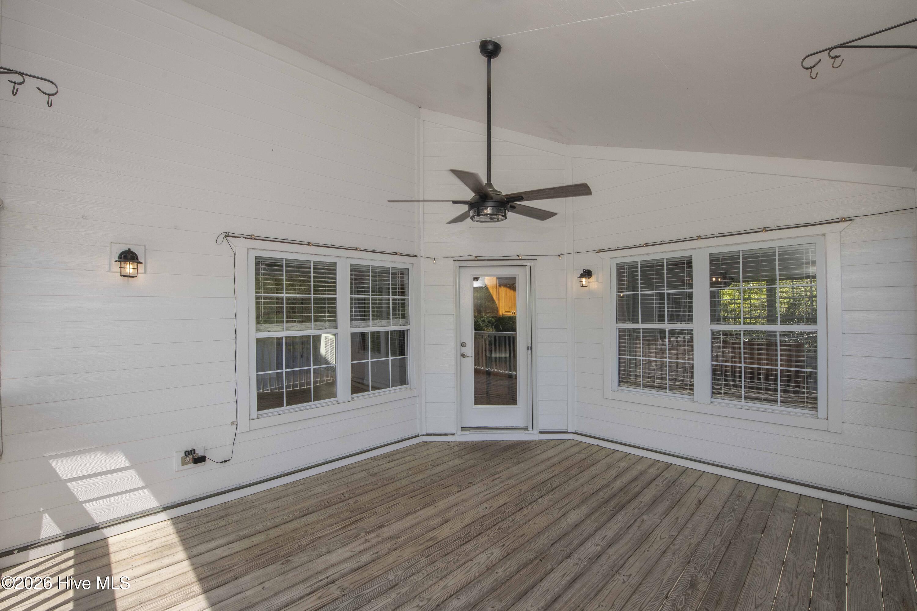 100563041 | Photo 51