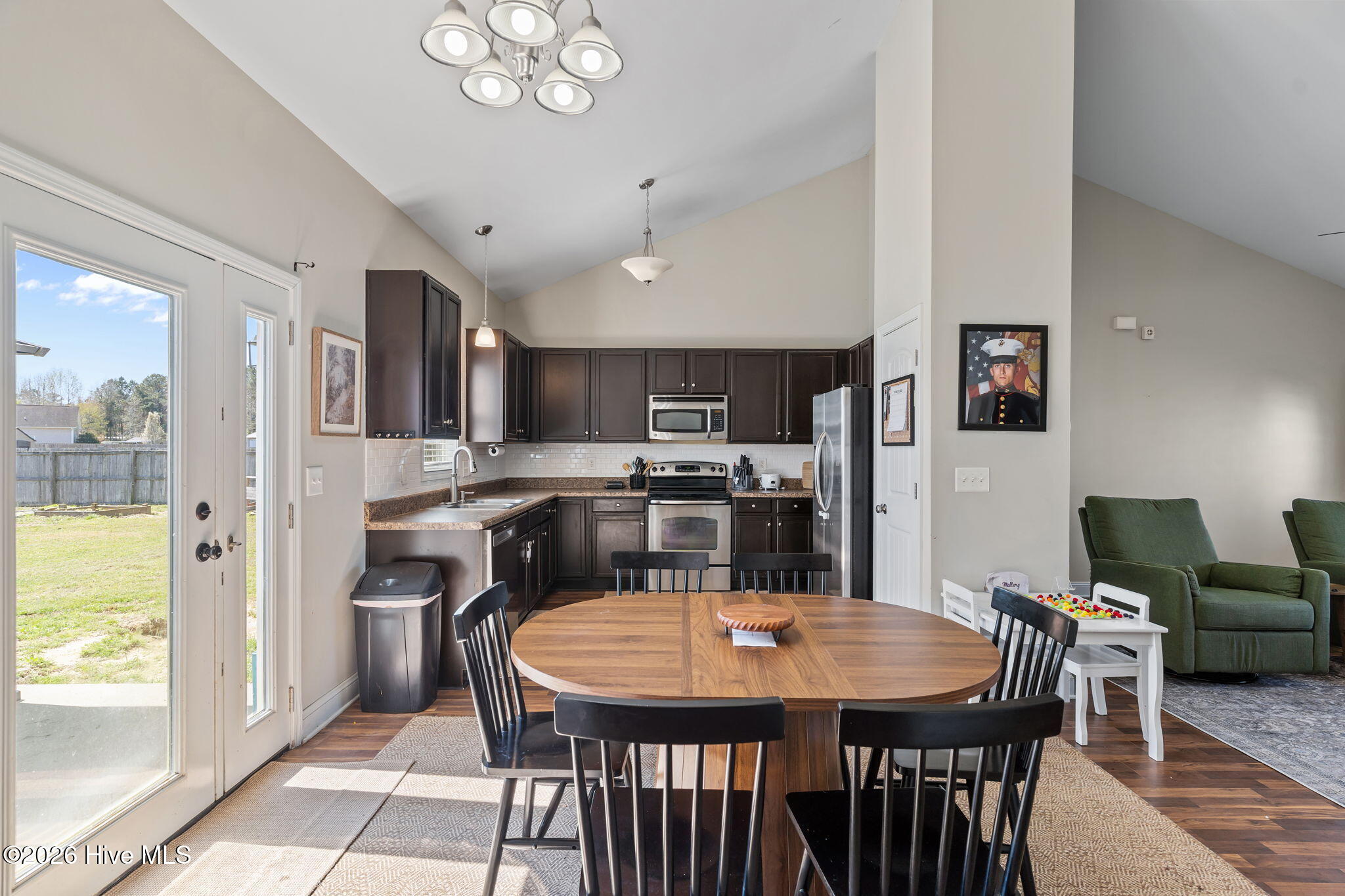 100561323 | Photo 10