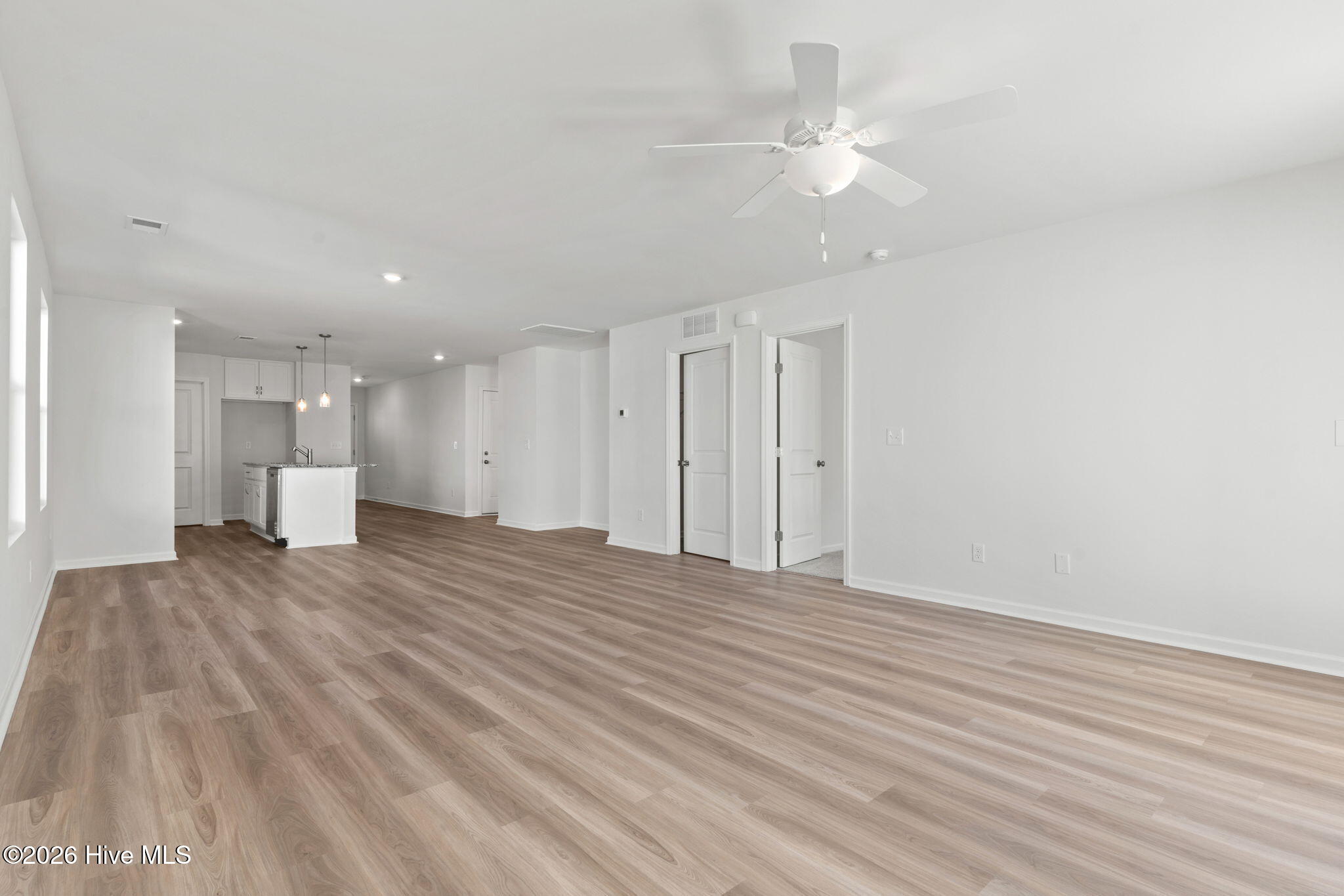 100553228 | Photo 23