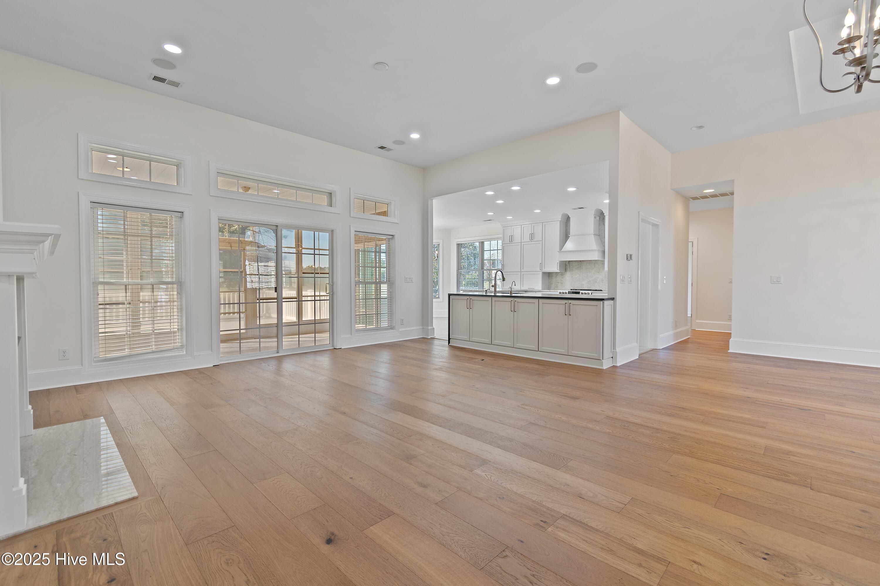 100537823 | Photo 15