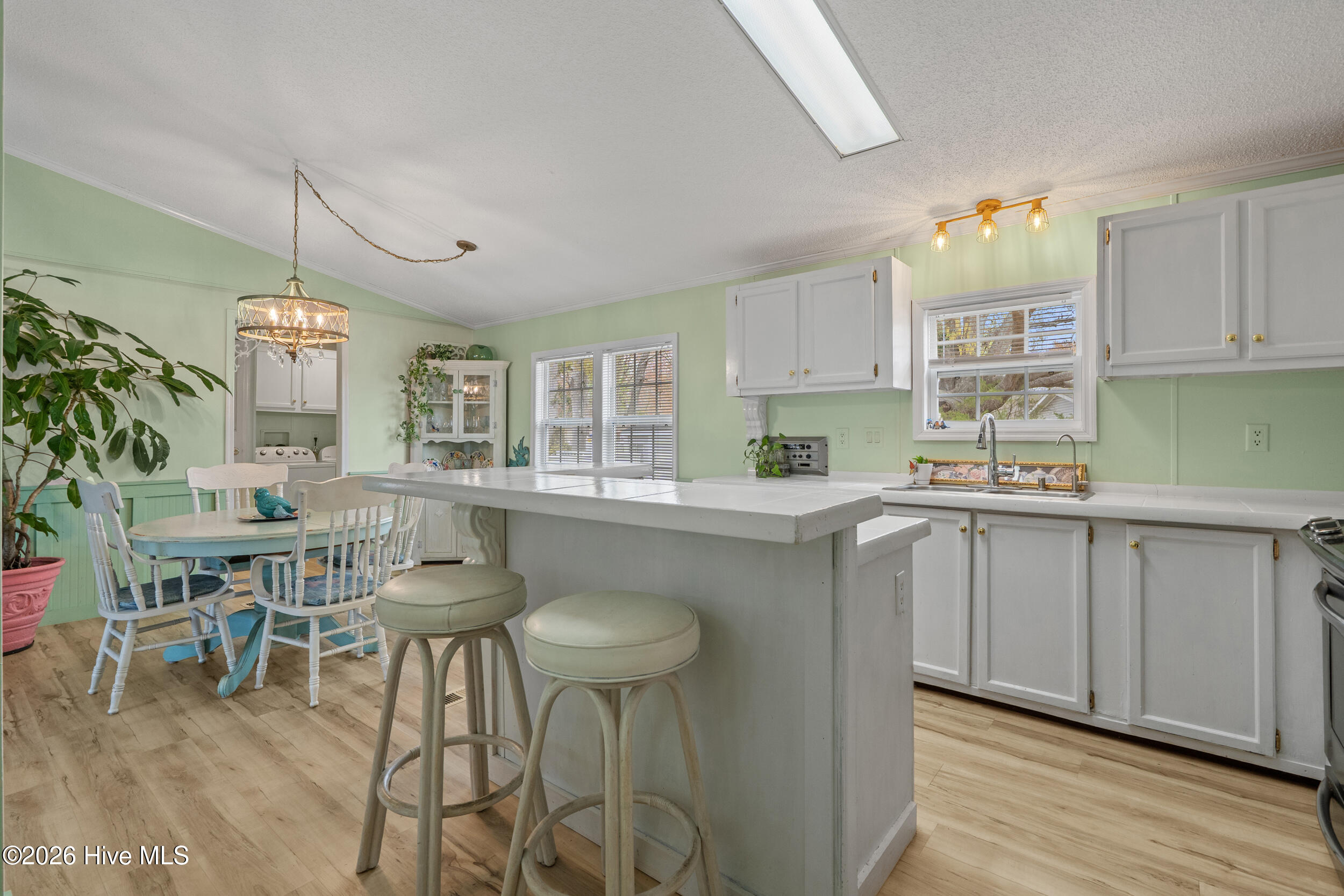 100562690 | Photo 13