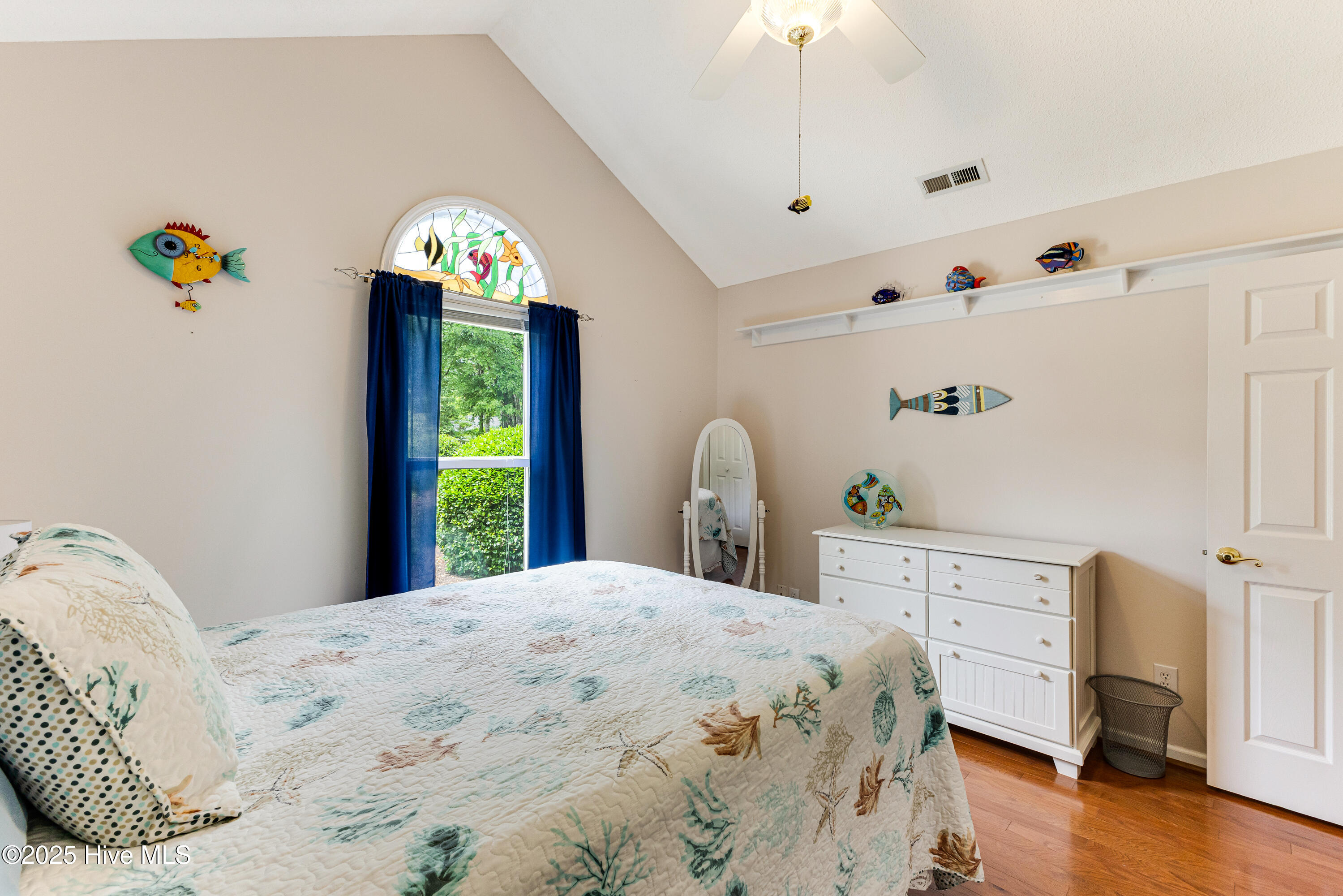 100508279 | Photo 22