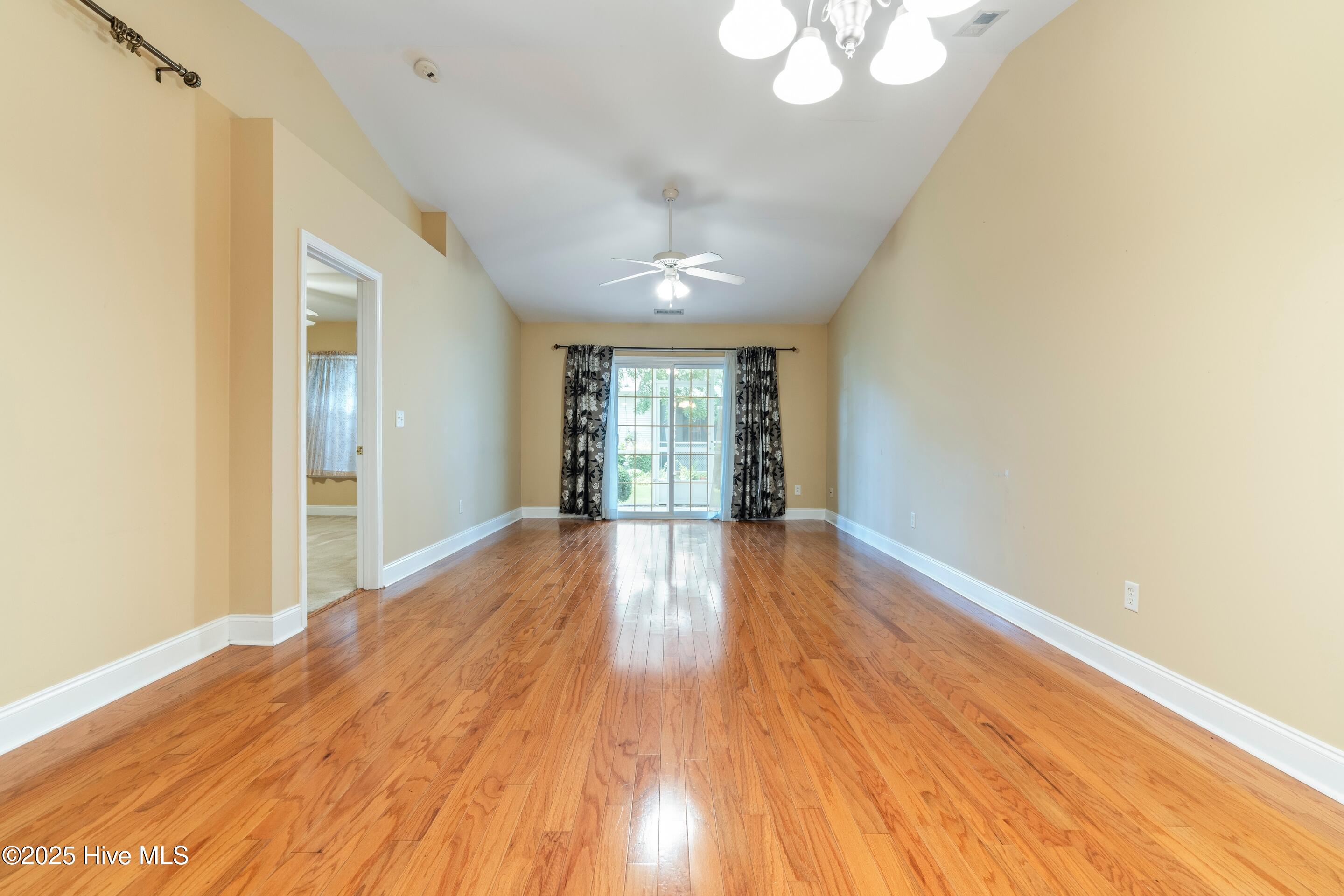 100522418 | Photo 22