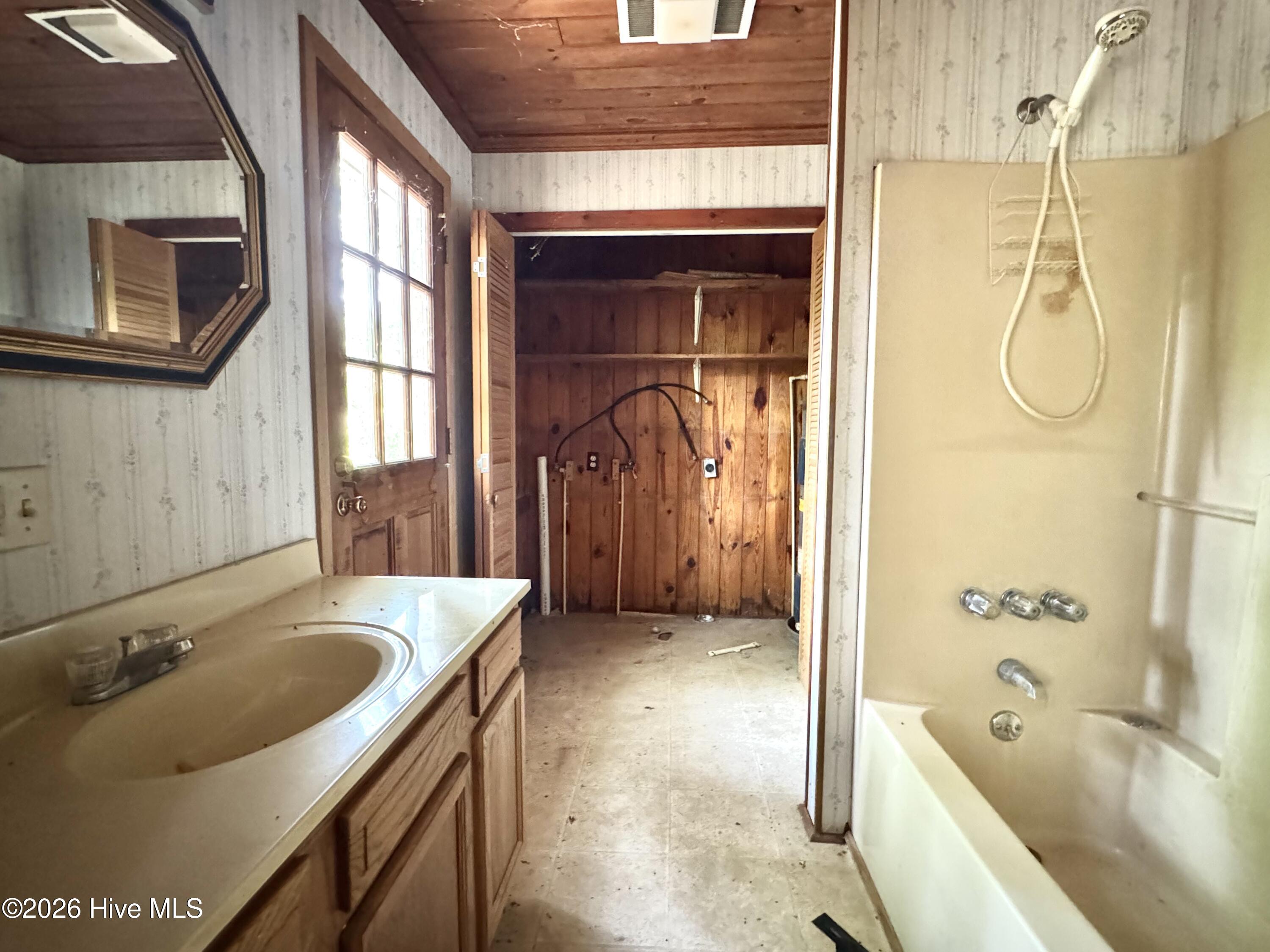 100565744 | Photo 11