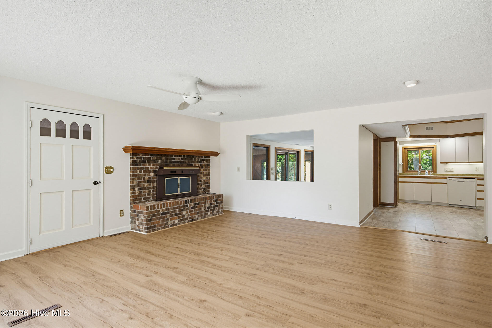 100568983 | Photo 15