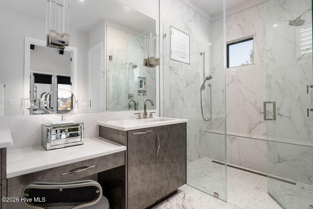 100565197 | Photo 20