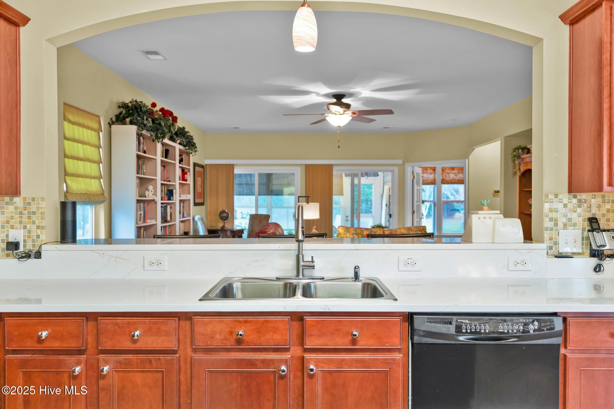 100540290 | Photo 11