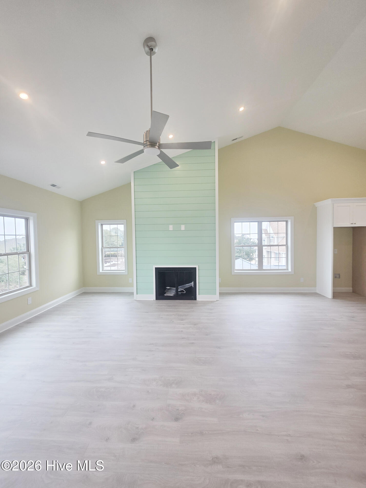 100535825 | Photo 18