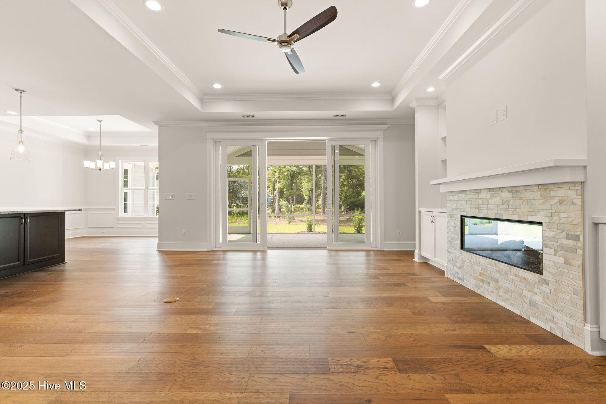 100530000 | Photo 17