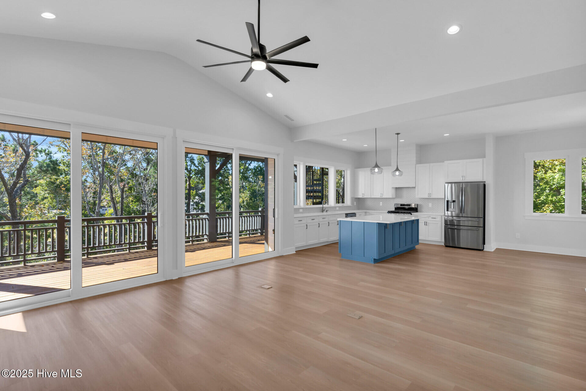 100539388 | Photo 16