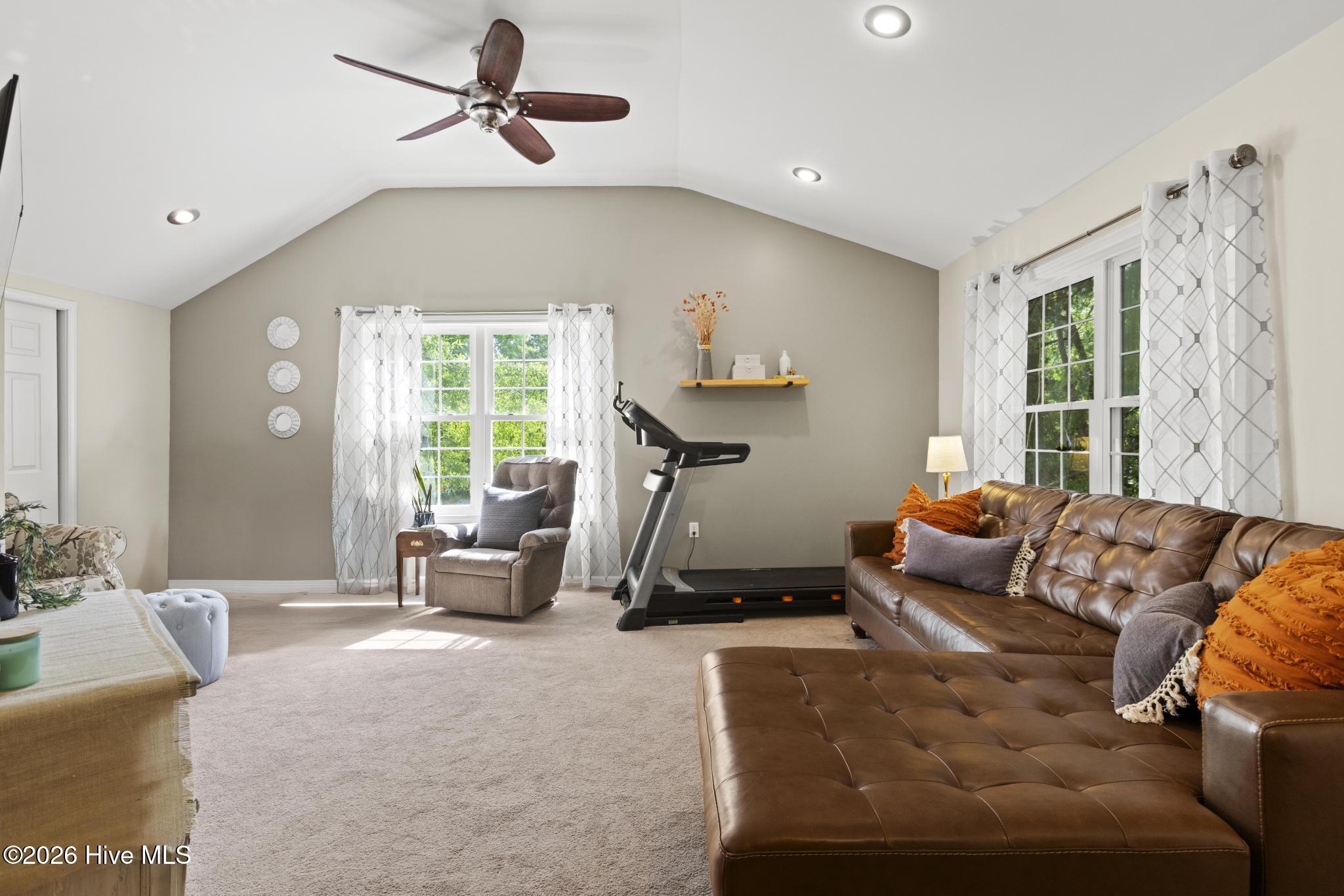 100569223 | Photo 44