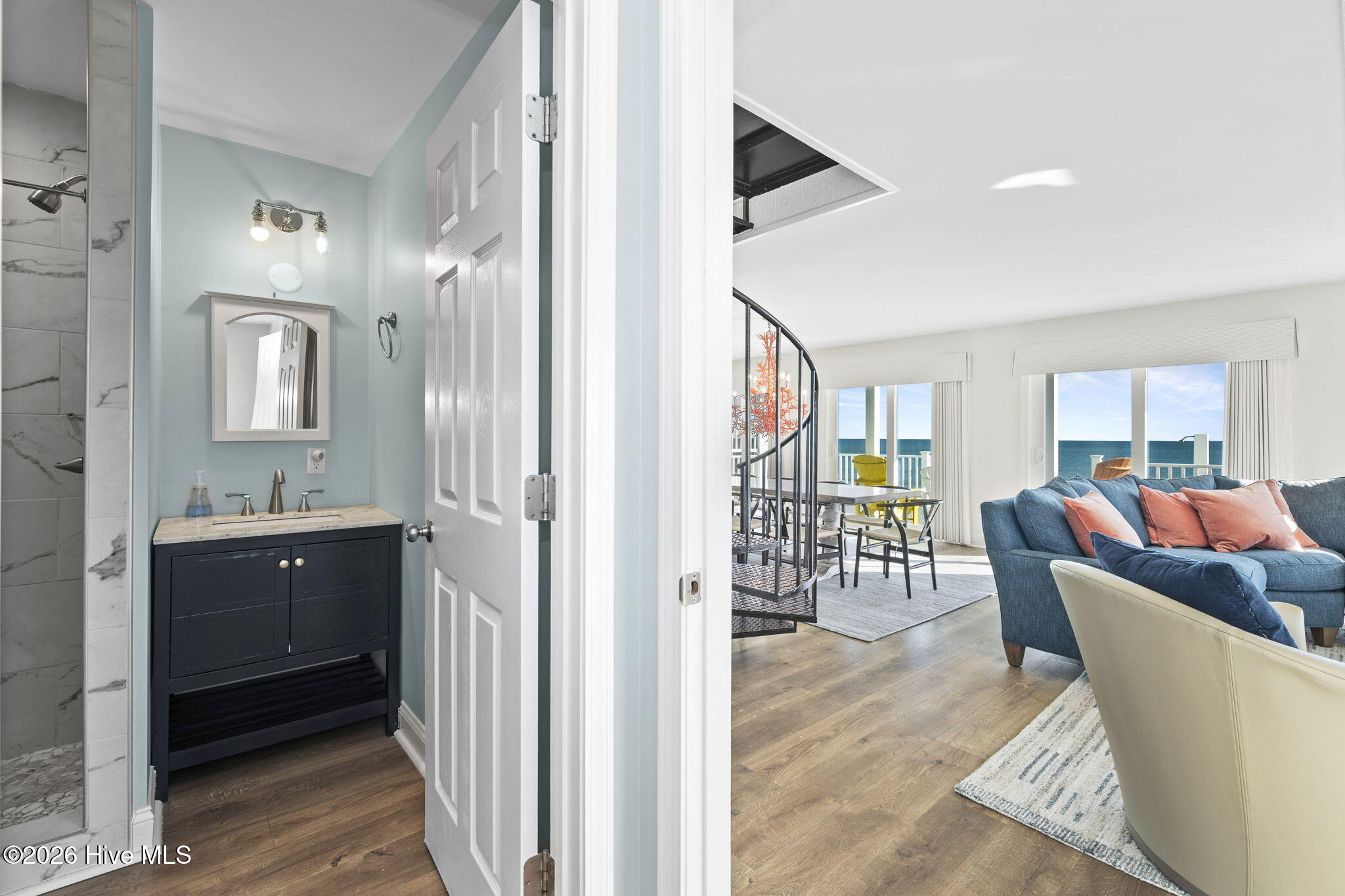 100552942 | Photo 28